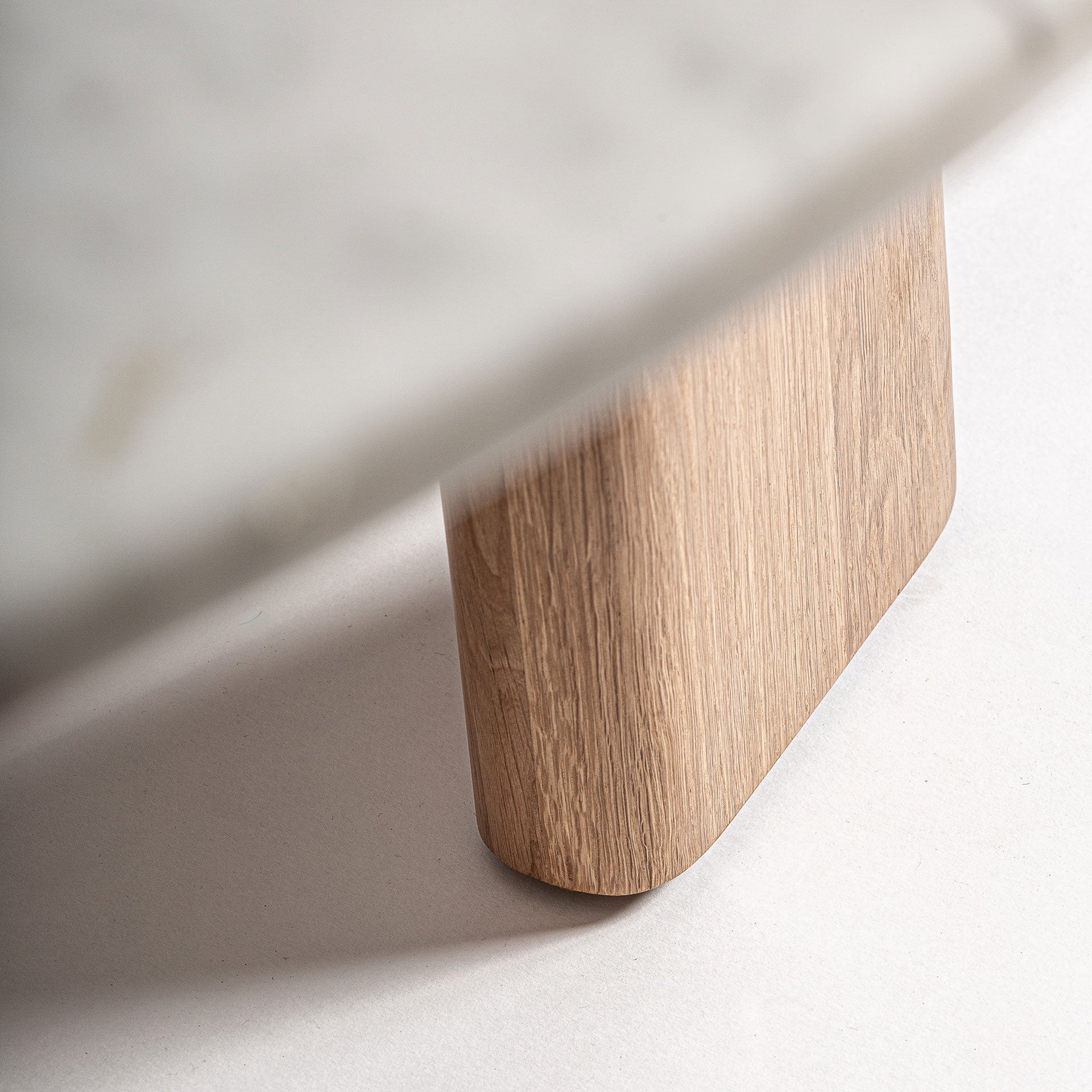 Ronde tafel NARA van eikenhout met een marmeren blad