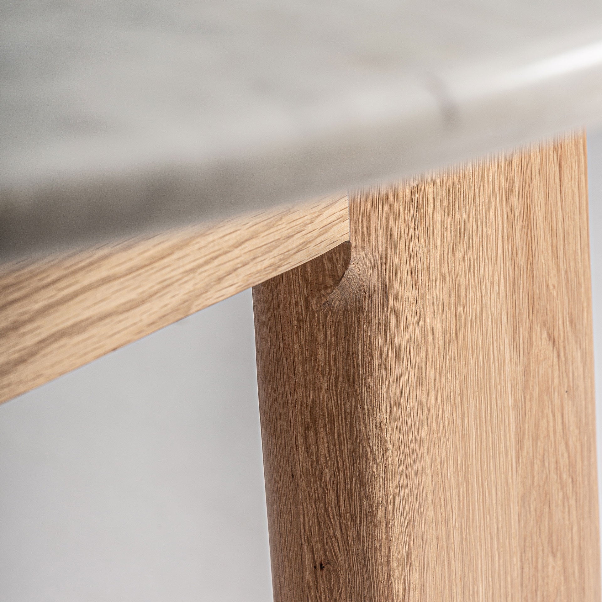 Ronde tafel NARA van eikenhout met een marmeren blad