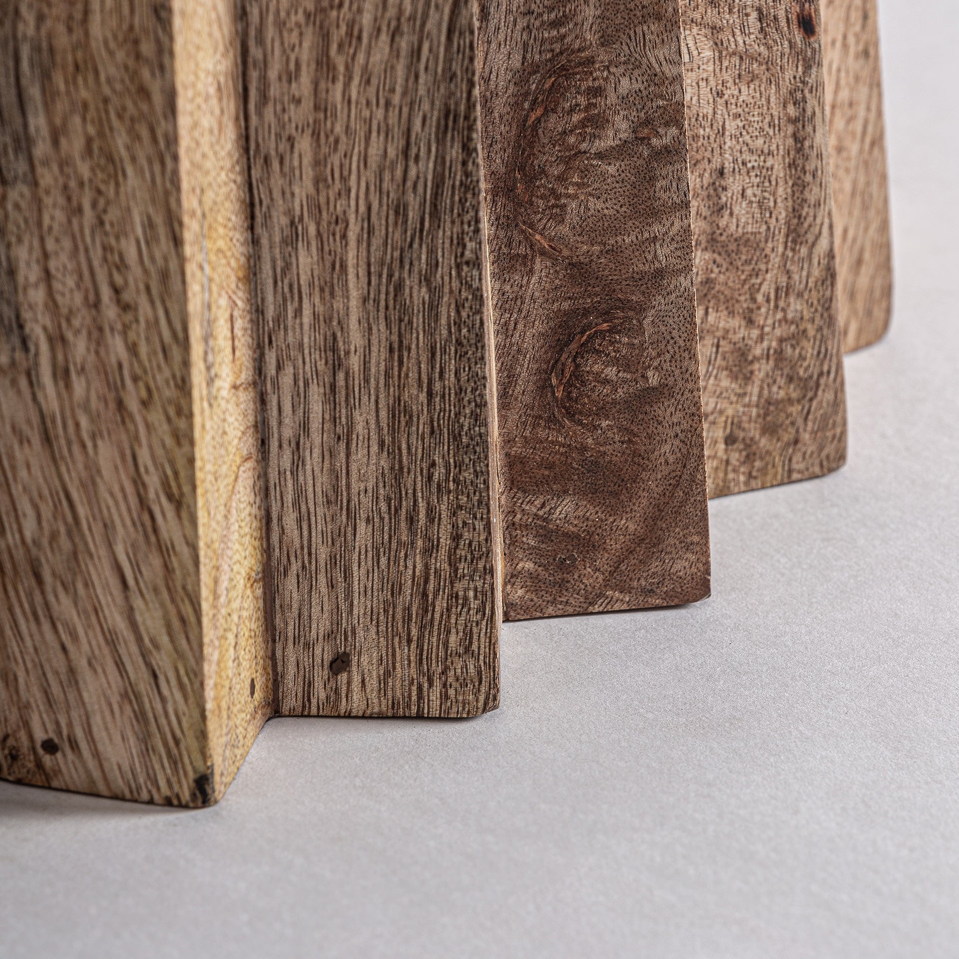 Ronde tafel PLISSÉ van mango-hout met een marmeren blad