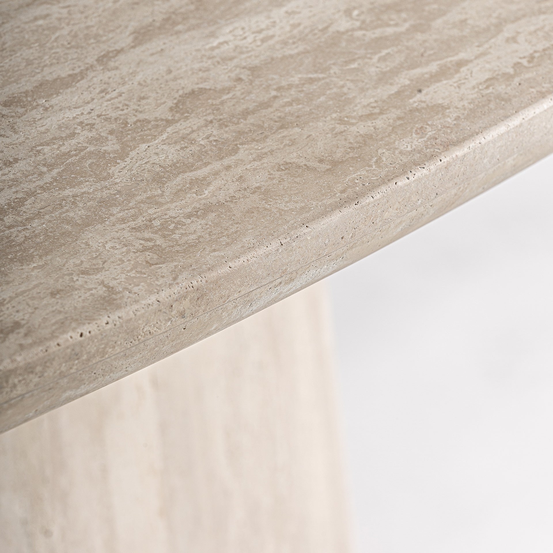 Ovale tafel THIENNES gebroken wit travertin