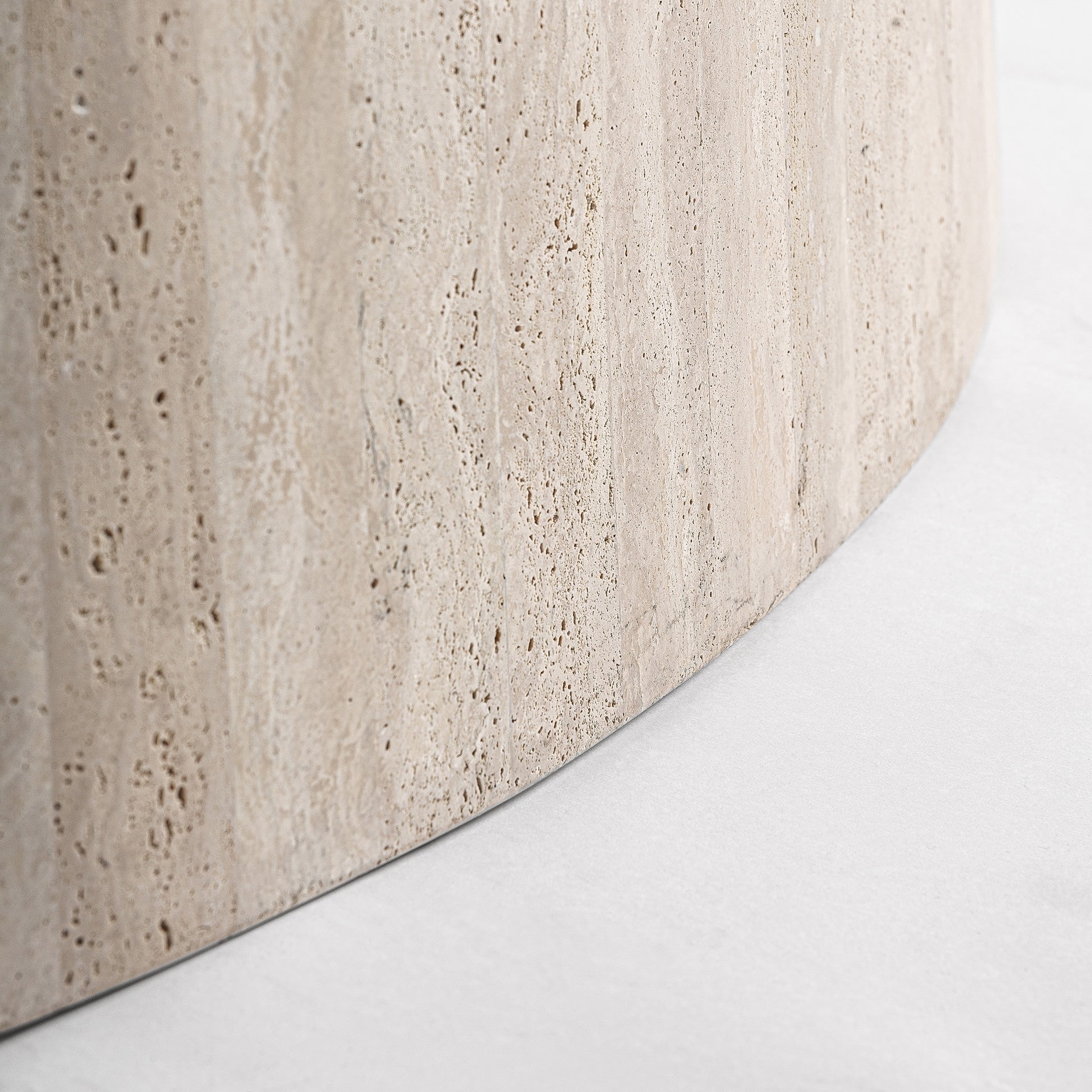 Ovale tafel THIENNES gebroken wit travertin