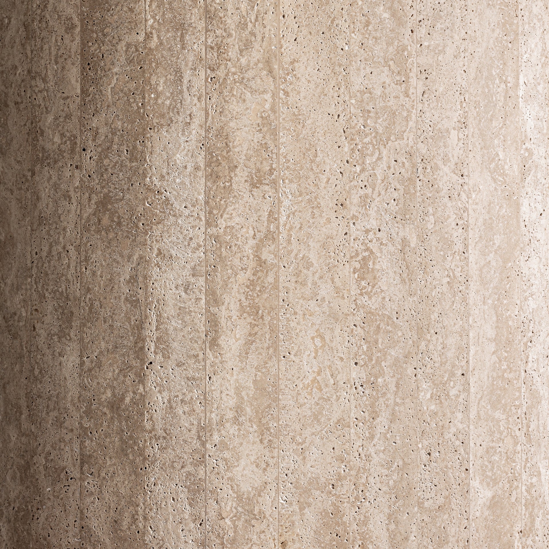 Ronde tafel THIENNES gebroken wit travertin