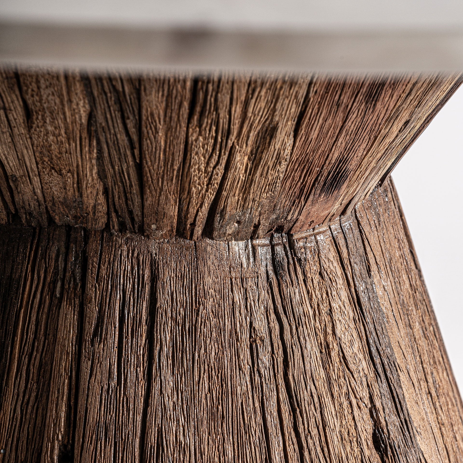 Ronde tafel TOIGNE van tropisch hout met een marmeren blad