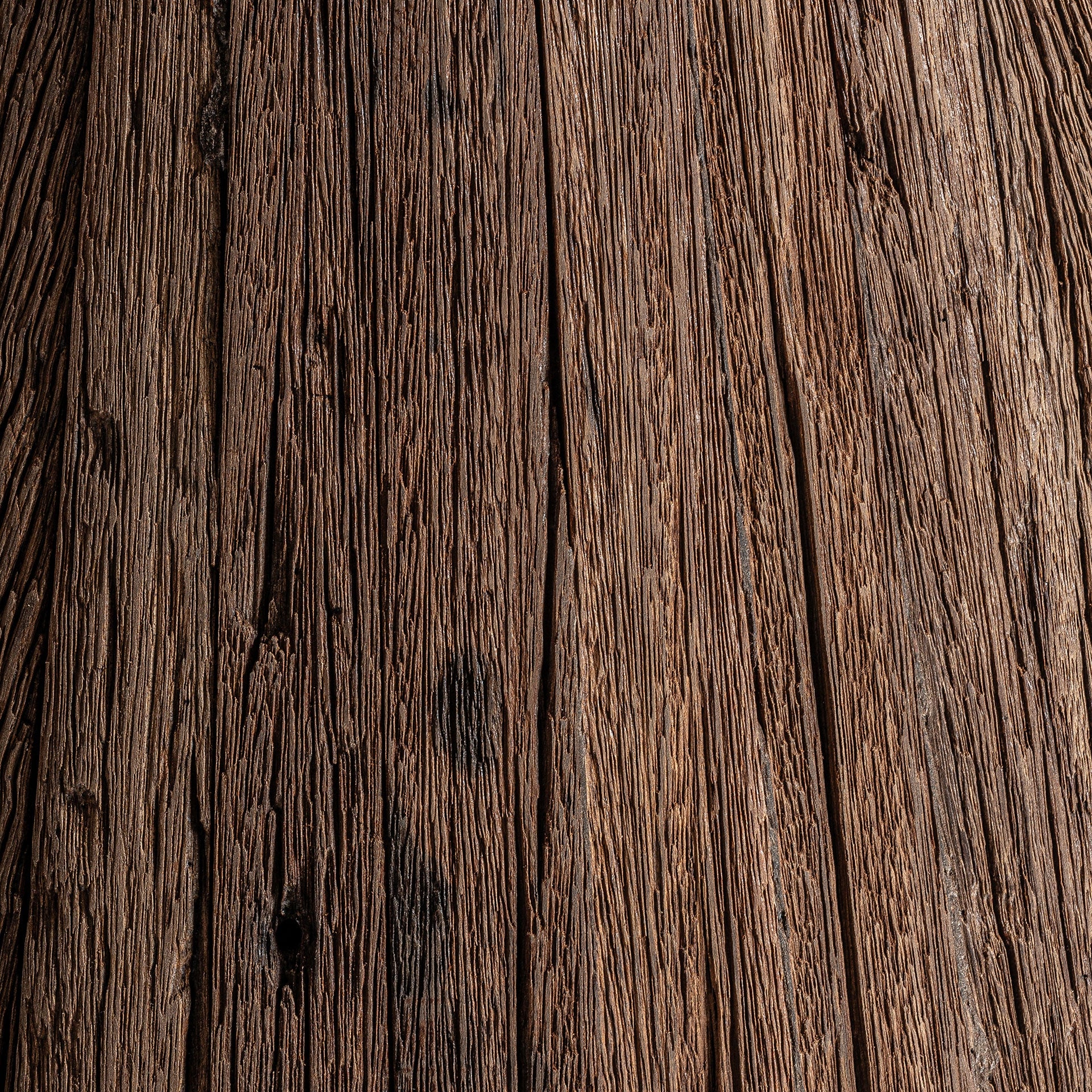 Ronde tafel TOIGNE van tropisch hout met een marmeren blad