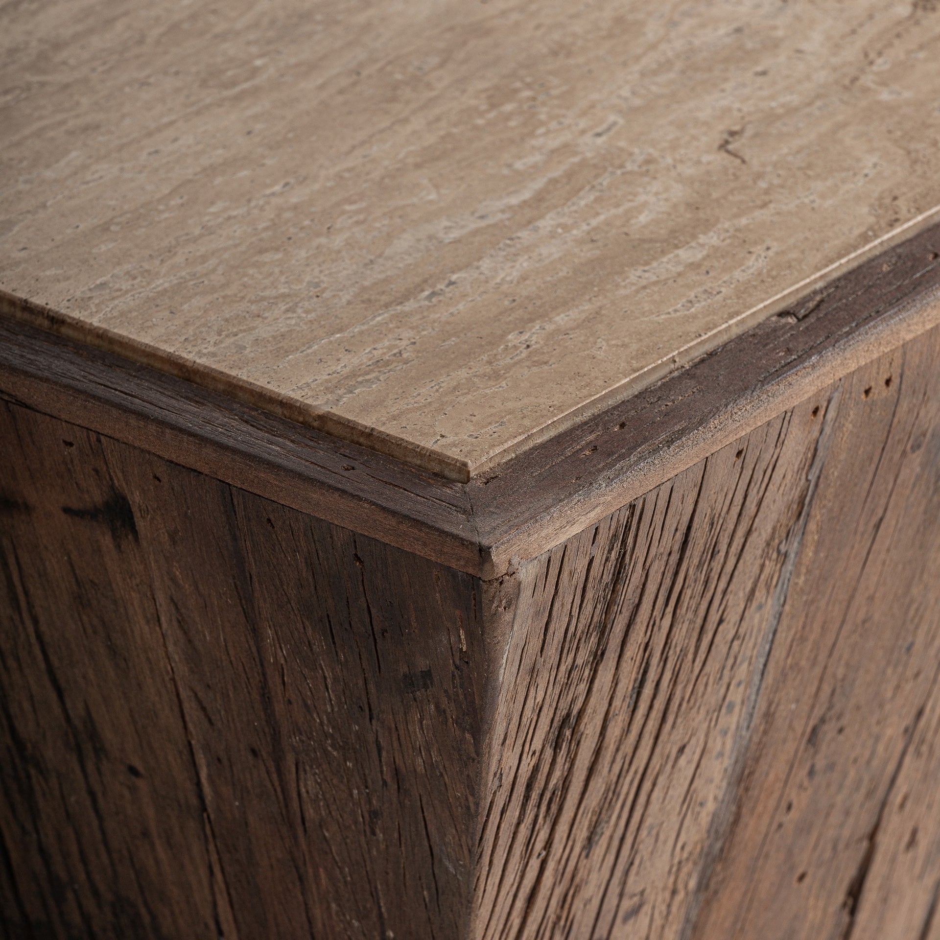 Kaffeetisch MERKEM aus recyceltem Holz mit Travertinplatte