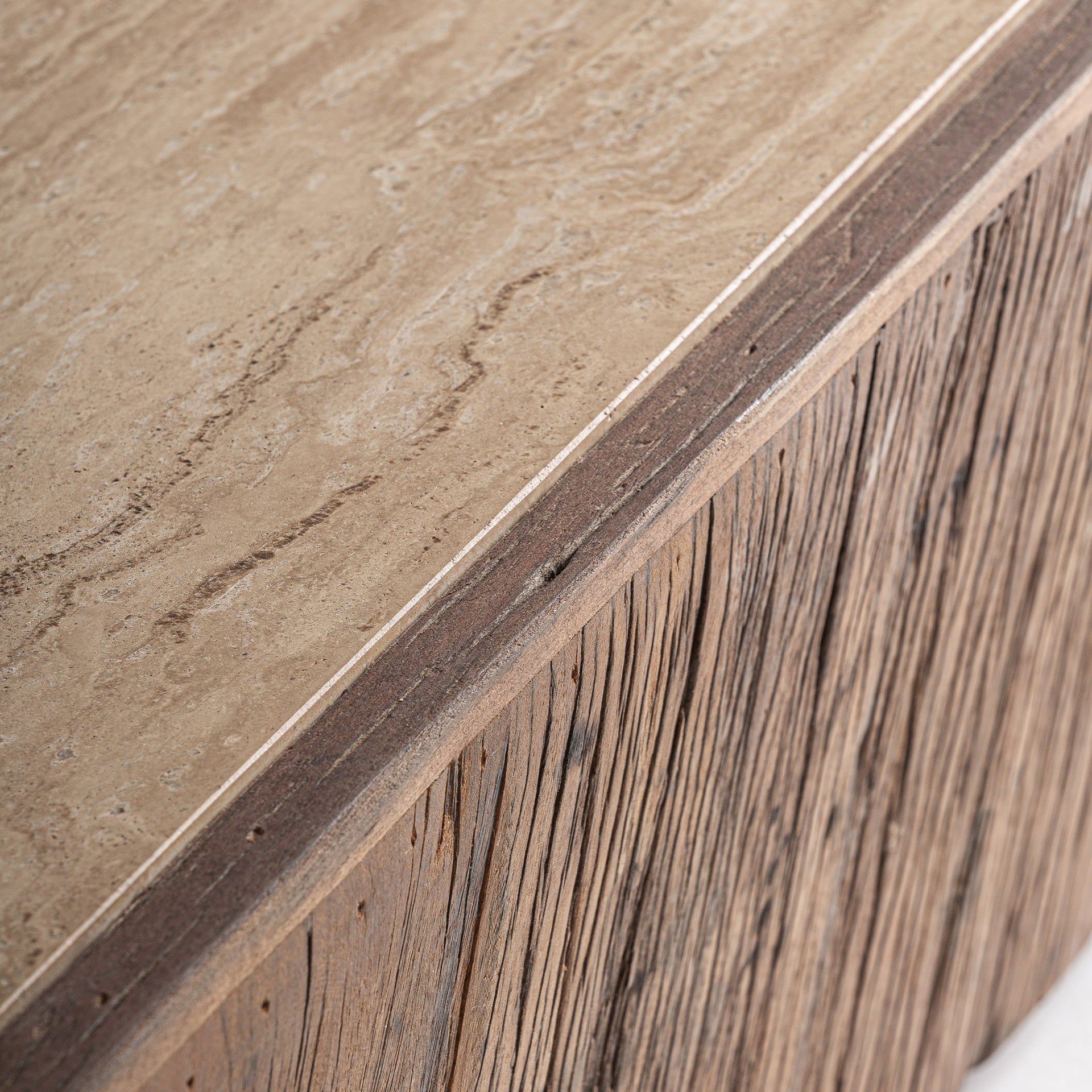 Kaffeetisch MERKEM aus recyceltem Holz mit Travertinplatte