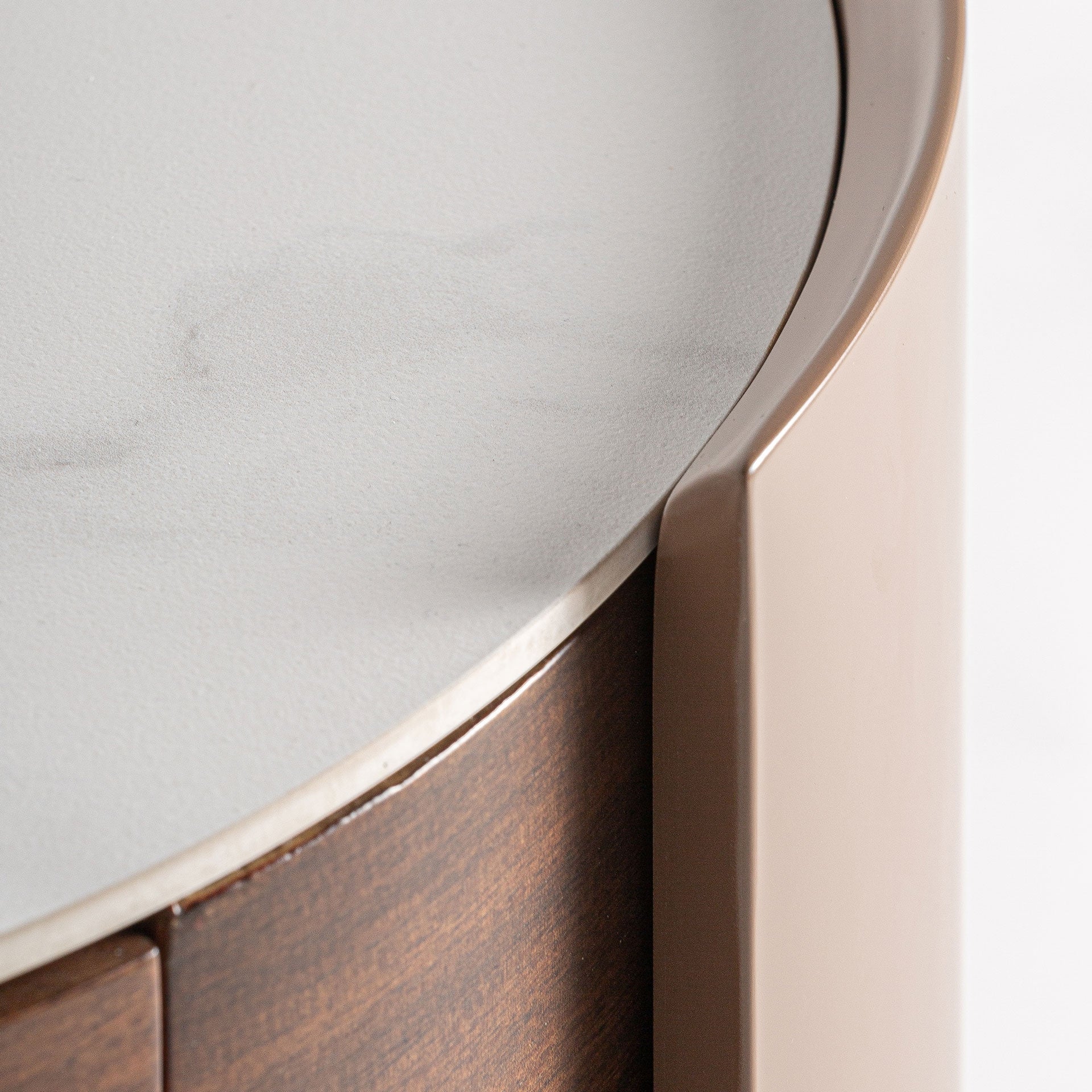 Nachtkastje GISWIL van eucalyptusfineer met beige afwerking