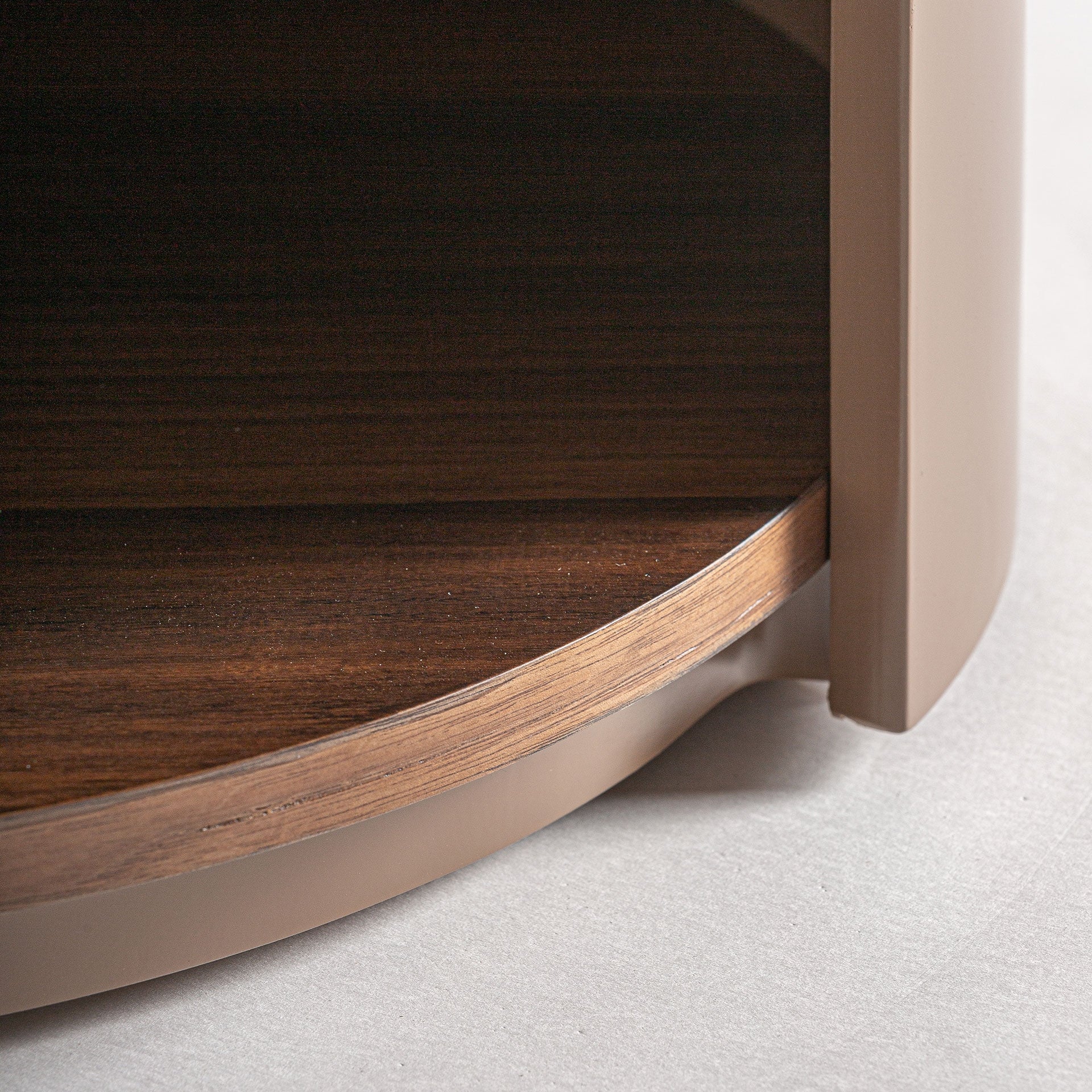 Nachtkastje GISWIL van eucalyptusfineer met beige afwerking