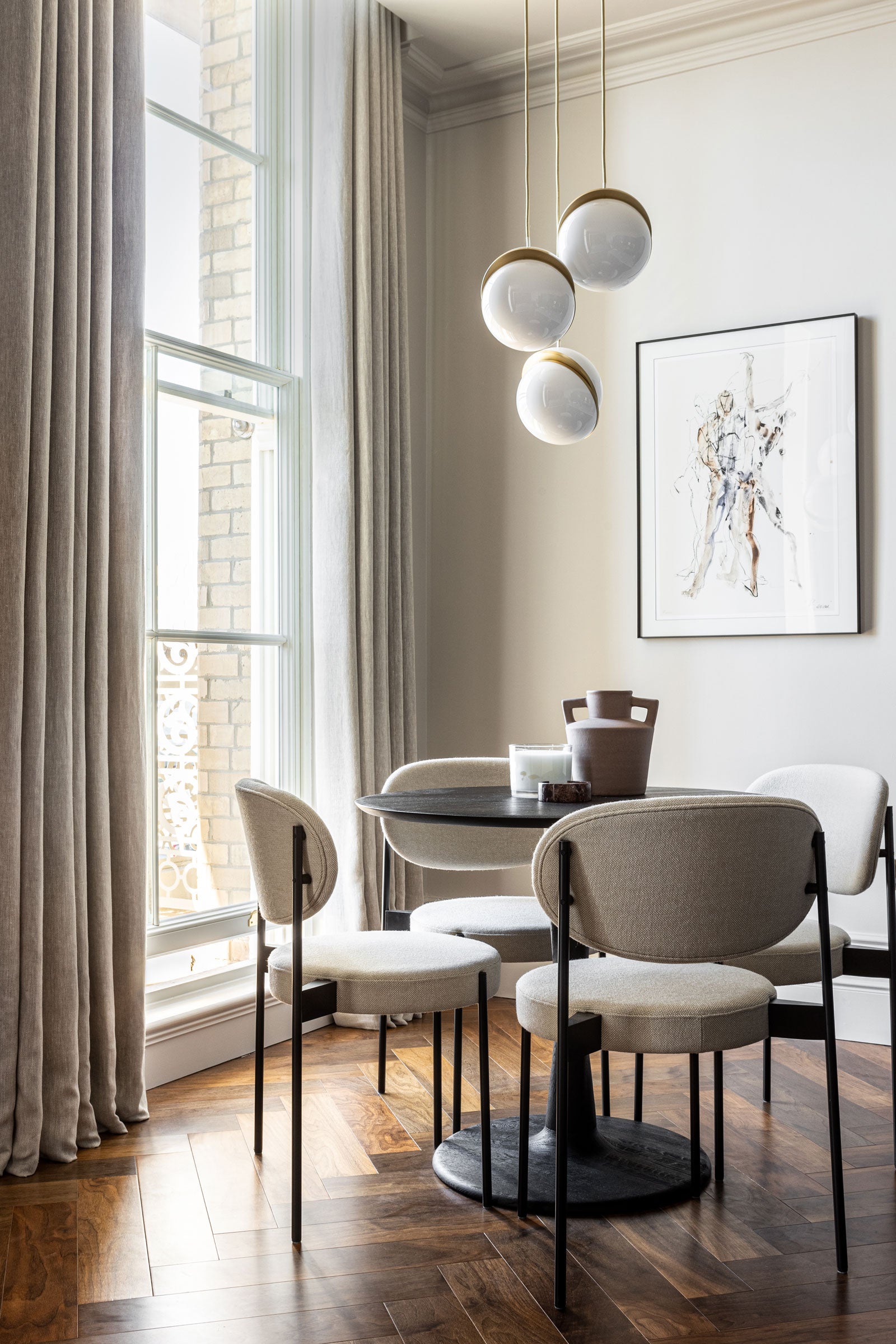 Plafondlamp CRESCENT met opalen glazen kap en messing.