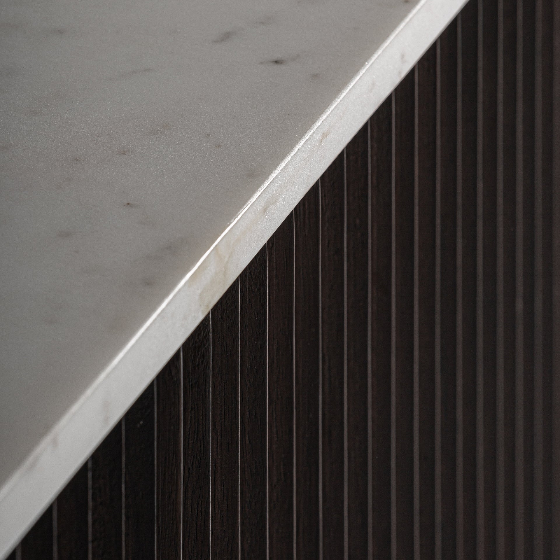 RTV-kast CENVES van mango-hout met marmeren blad