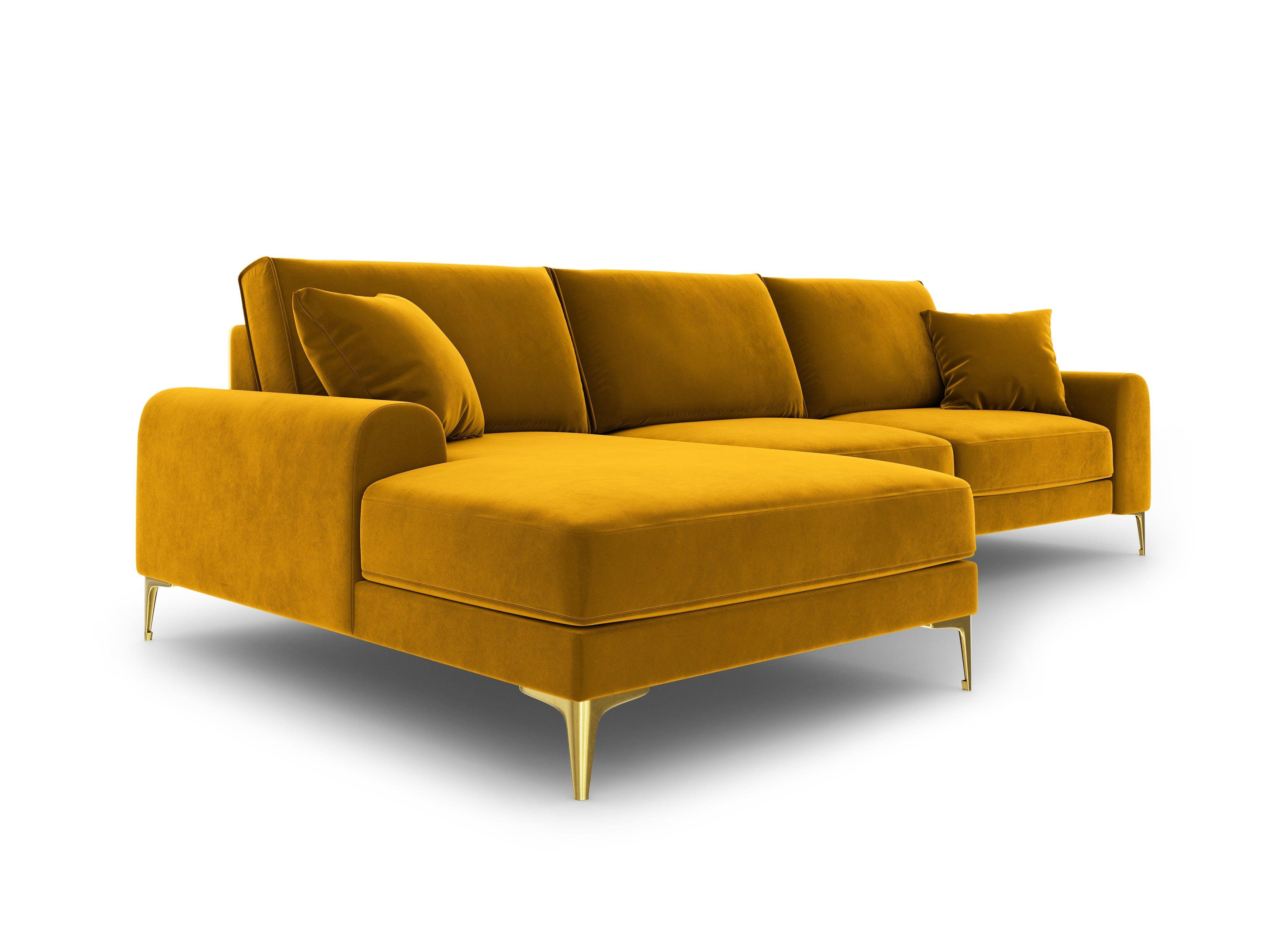 Narożnik aksamitny lewostronny MADARA musztardowy ze złotą podstawą Mazzini Sofas Eye on Design