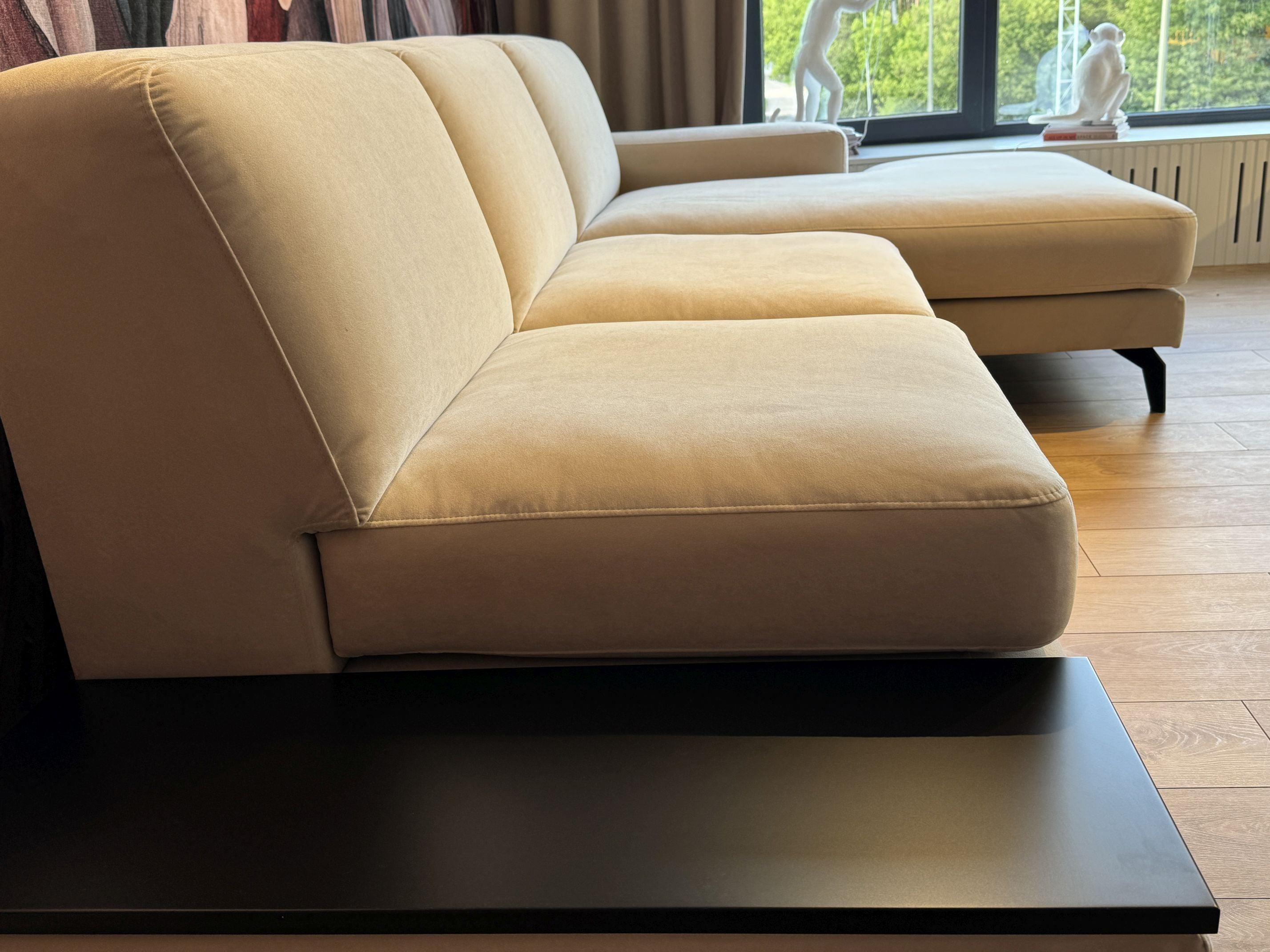 Narożnik prawostronny aksamitny ENJOY jasnobeżowy z czarną półką Rosanero Eye on Design