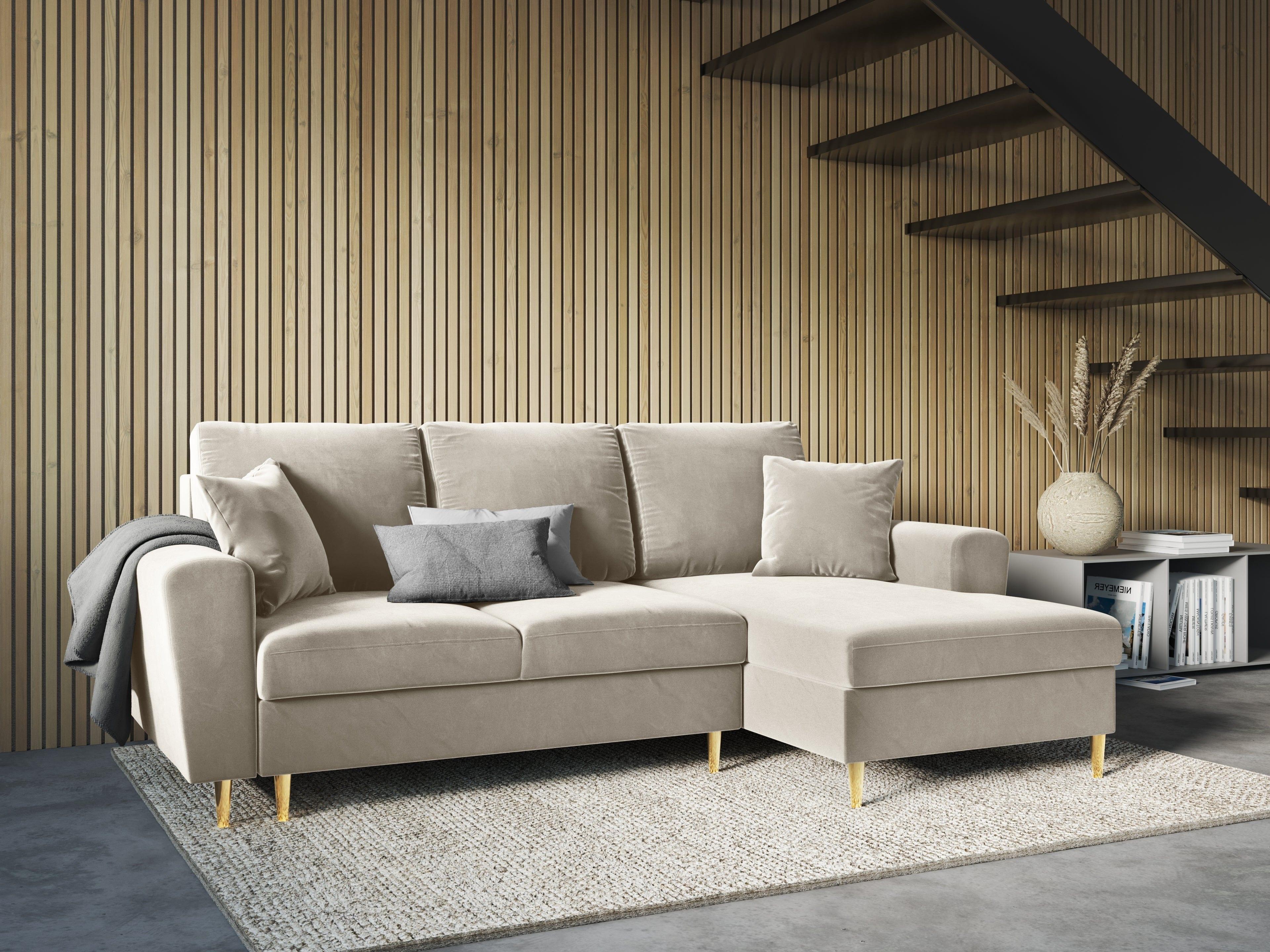 Narożnik prawostronny aksamitny z funkcją spania KYOTO beżowy ze złotą podstawą Cosmopolitan Design Eye on Design