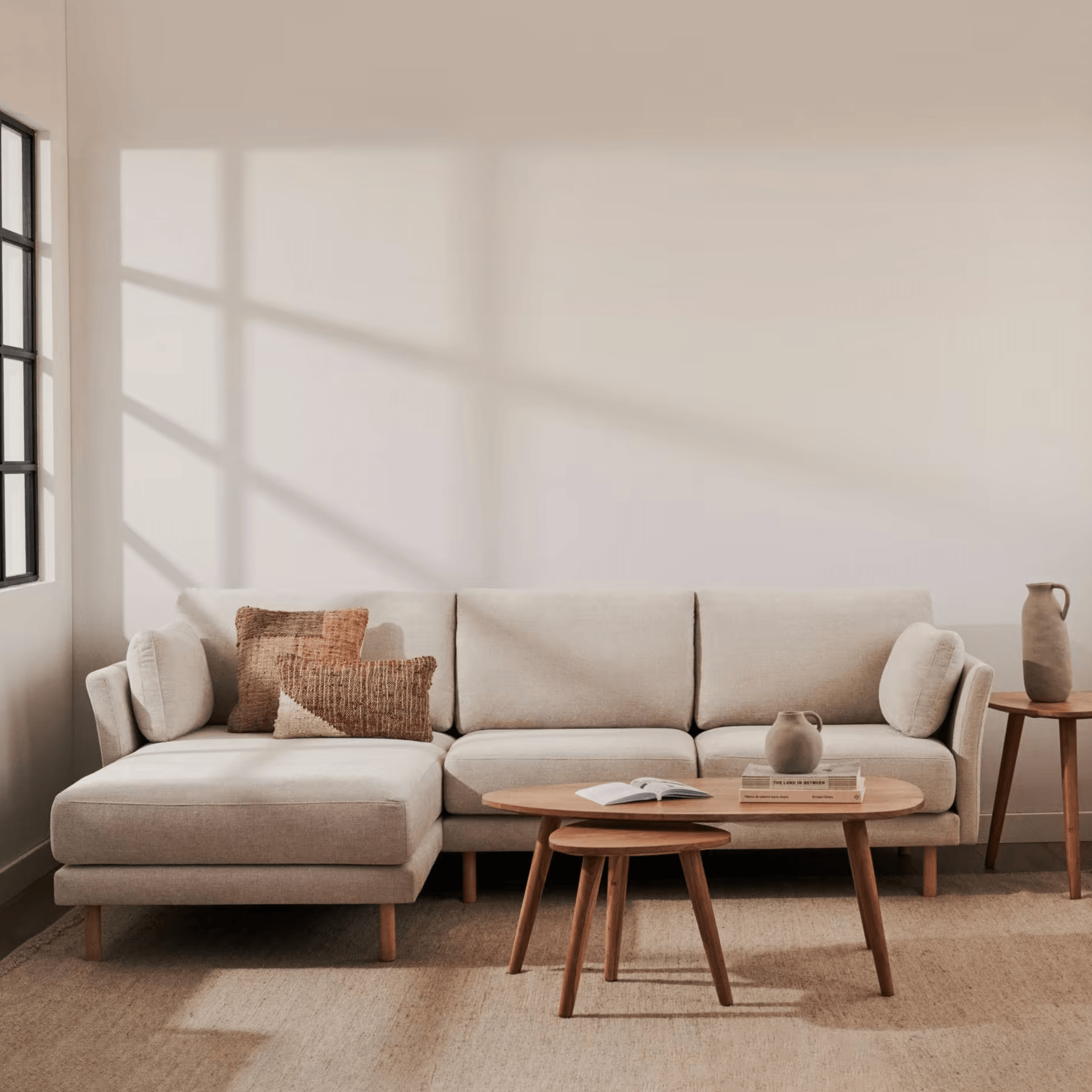 Narożnik prawostronny GILMA perłowy z drewnianą podstawą La Forma Eye on Design