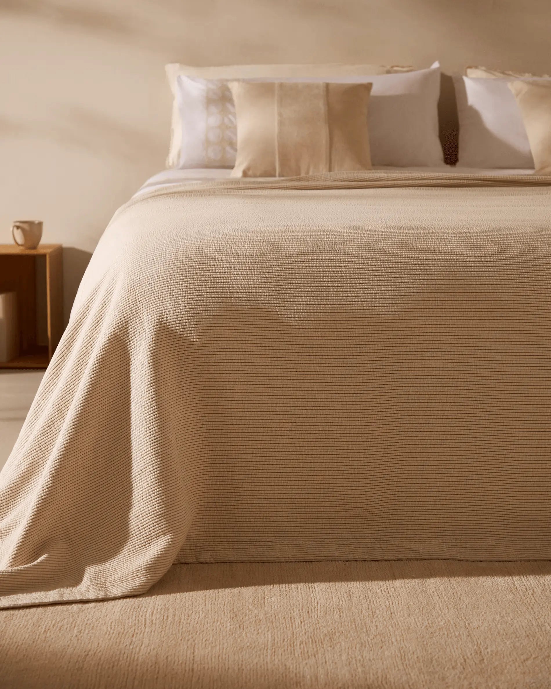 Narzuta BEDAR beżowy do sypialni – Kave Home
