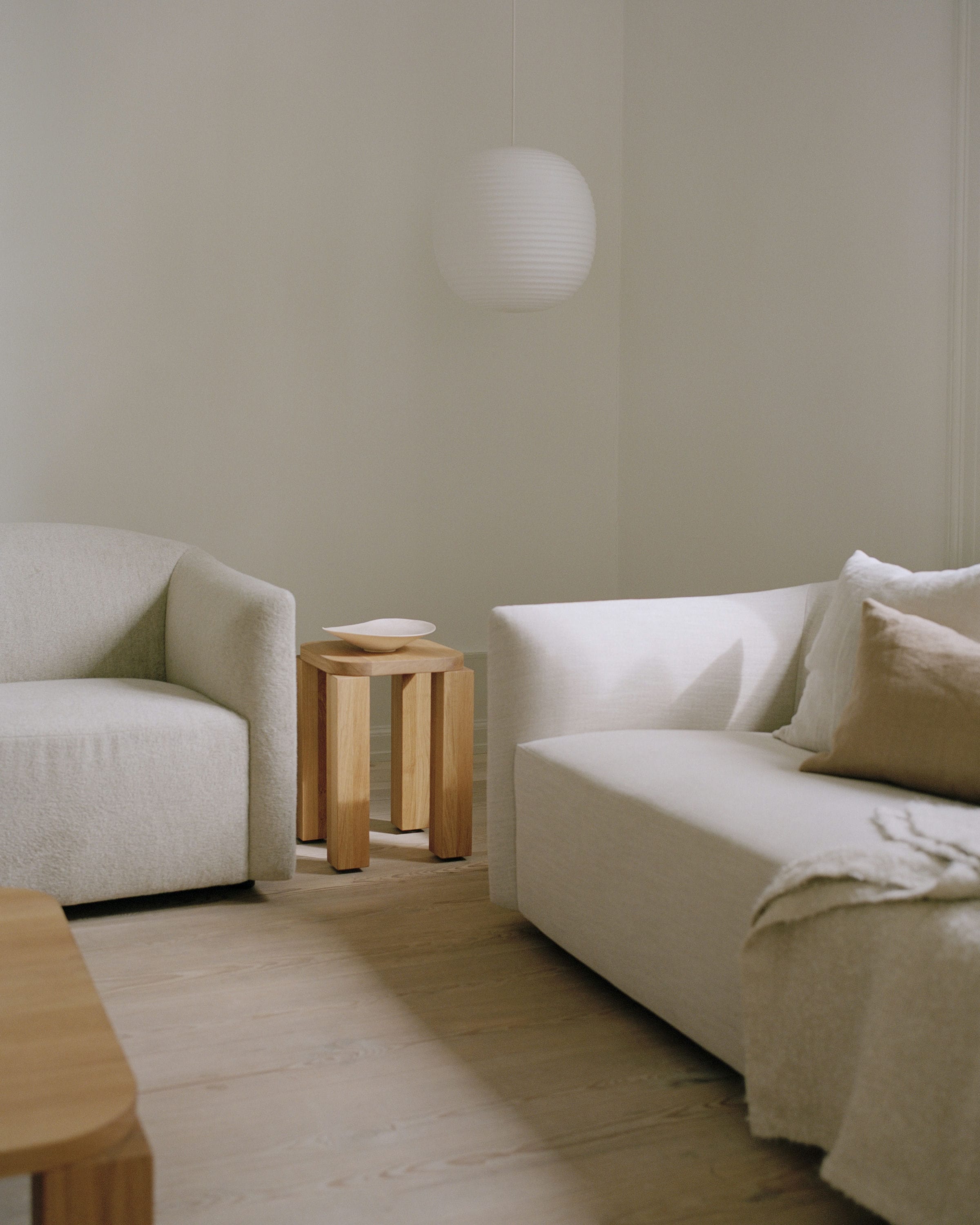 Sofa 2-osobowa SHORE tapicerowany – styl minimalistyczny