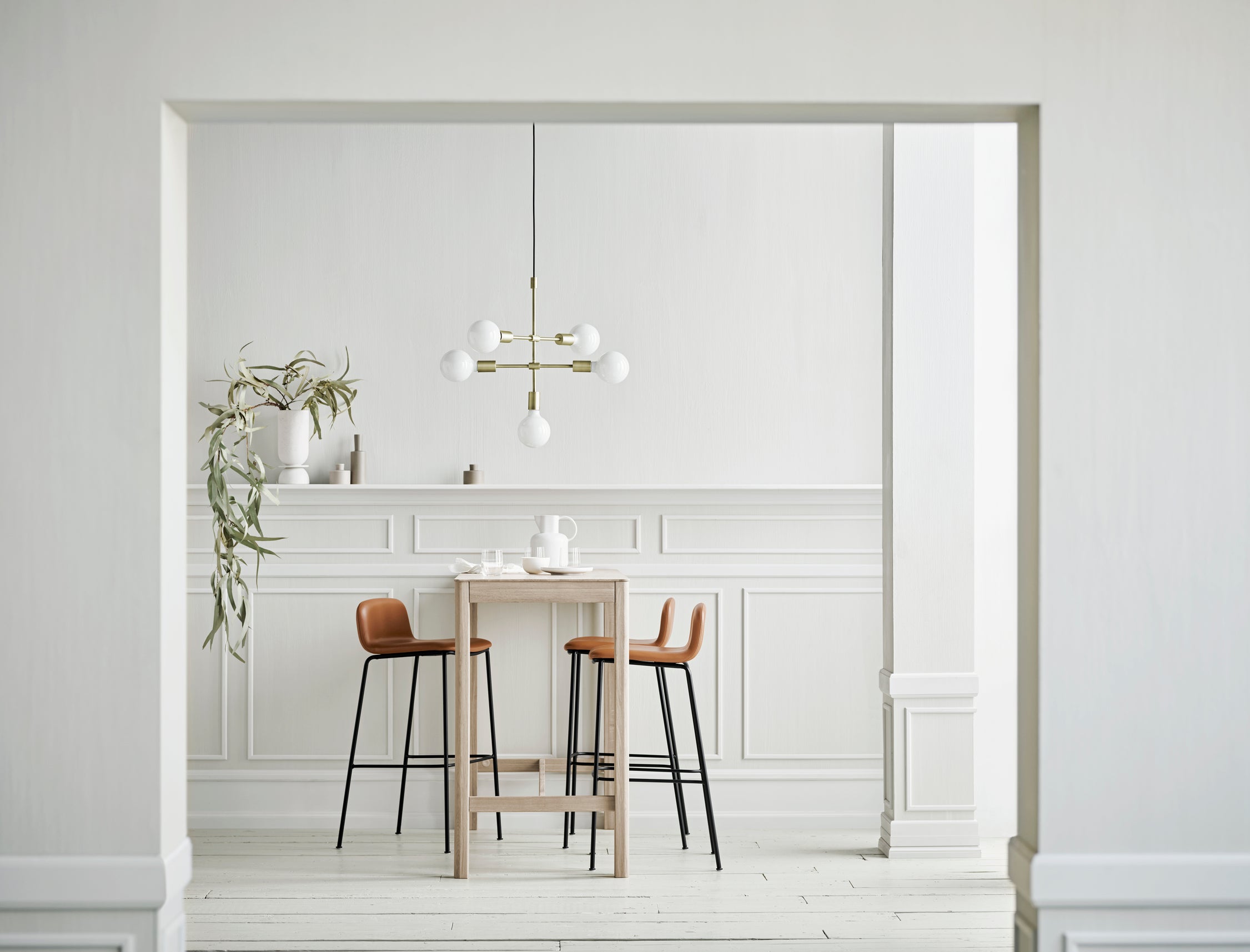 Hocker PALM notenhout met zwarte metalen basis