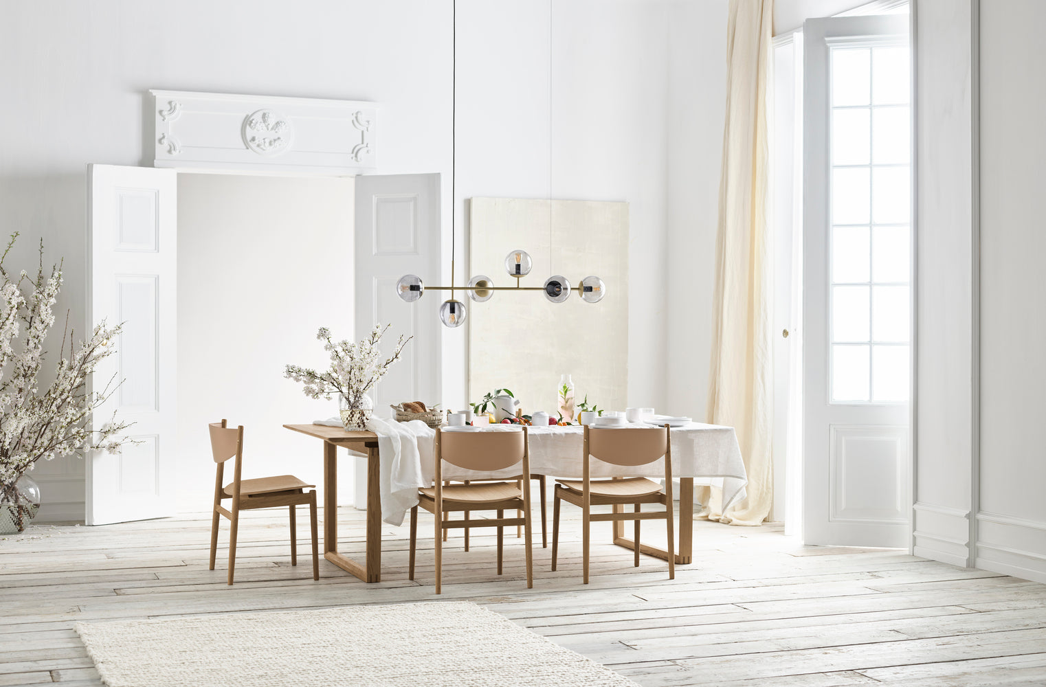 Nord Tisch dunkler Eichenholz mit einer schwarzen Basis