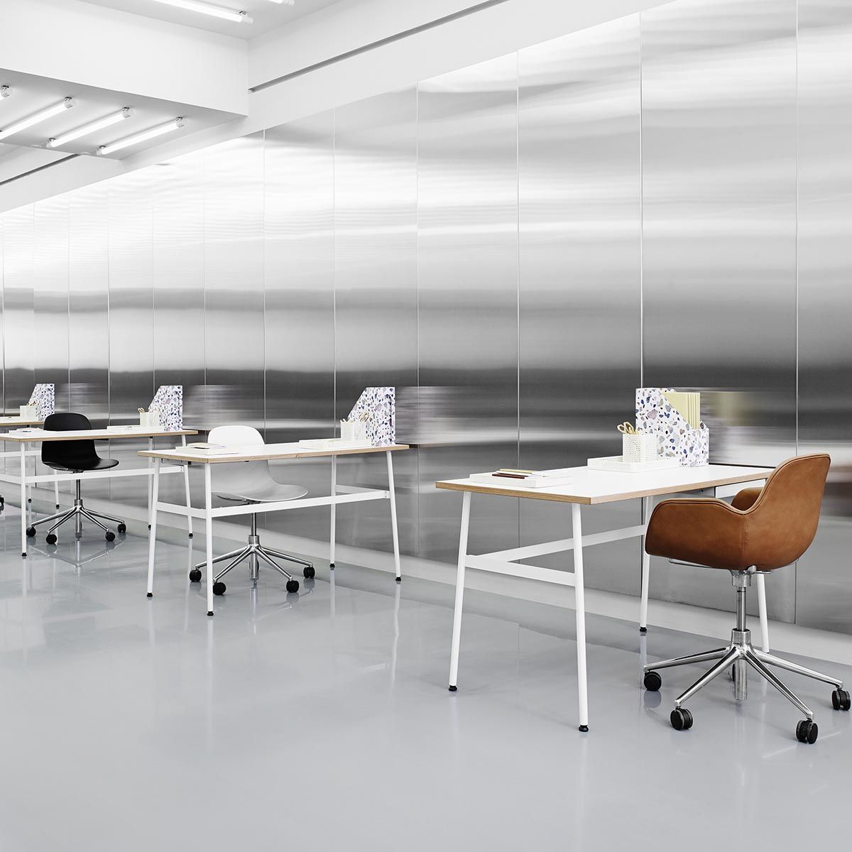 Bureau stoel met armleuningen FORM 4W bordeaux met zwarte basis