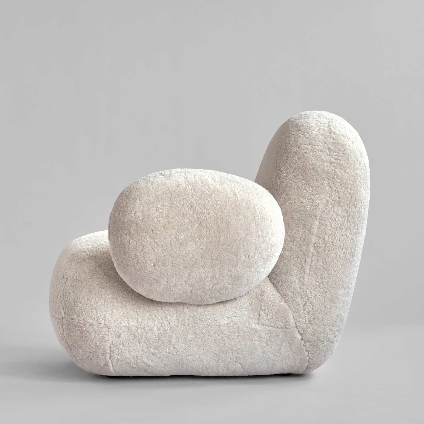 Fotel w tkaninie Sheepskin TOE FLAT złamana biel – styl minimalistyczny