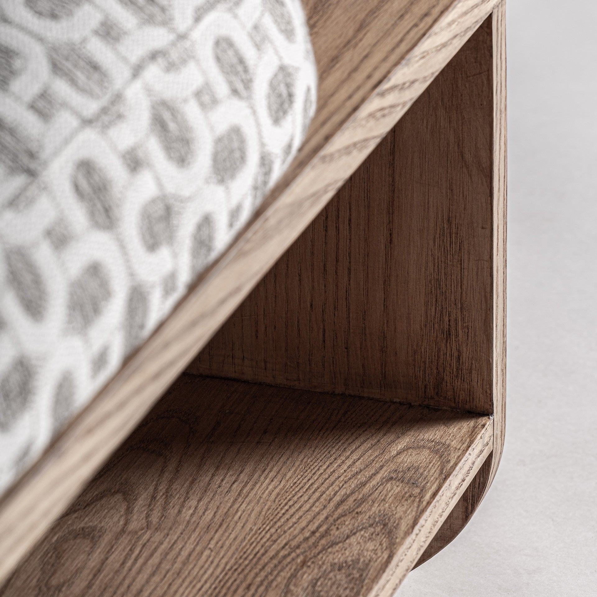 Bank KALK beige mit Basis aus Weidenholz