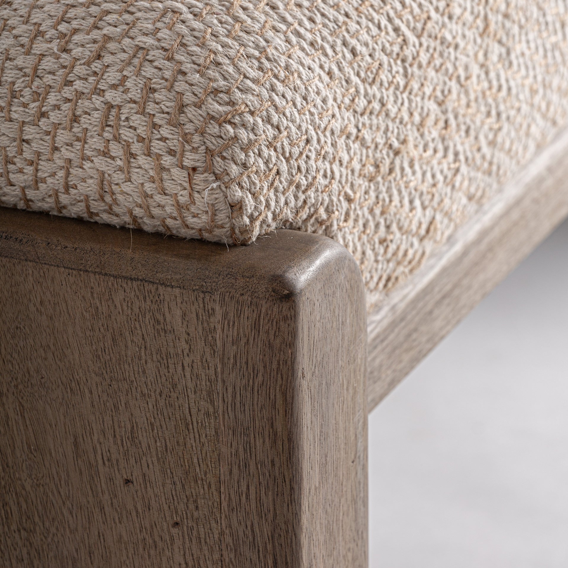 Beige LIERMO bank met mango-houten basis