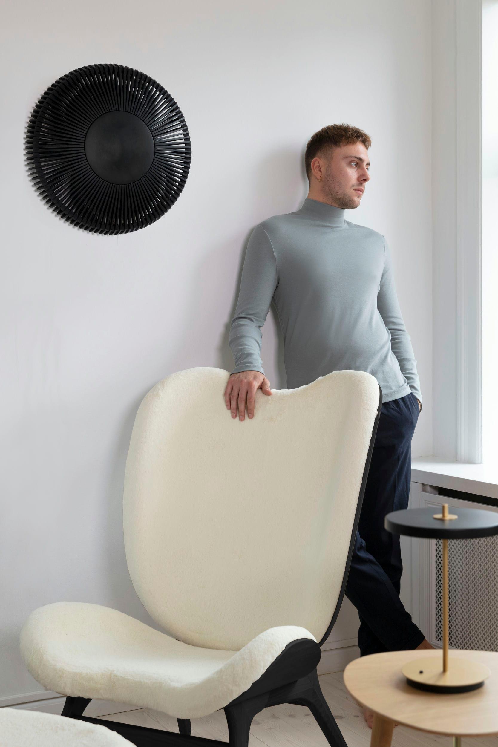 Podnóżek CONVERSATION PIECE kremowy plusz z czarną podstawą UMAGE Eye on Design