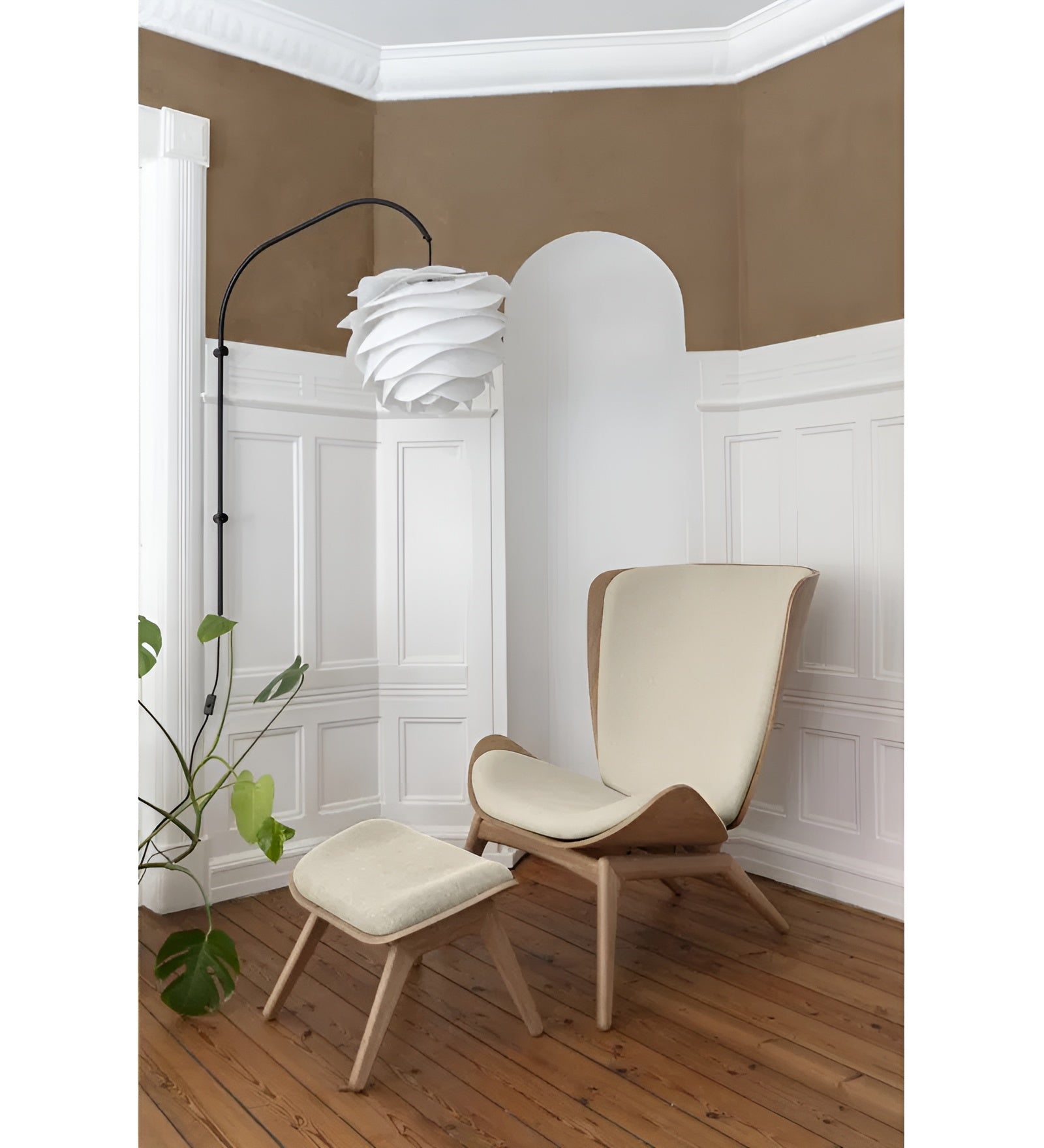 Fußstütze READER sandfarben mit schwarzem Sockel