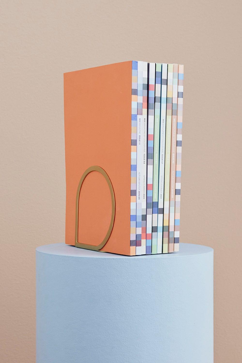 Podpórka na książki STILLA złoty AYTM Eye on Design