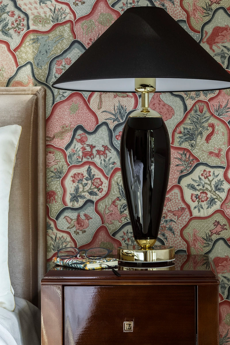 Tafellamp REA zwart met zwarte voet en gouden afwerking