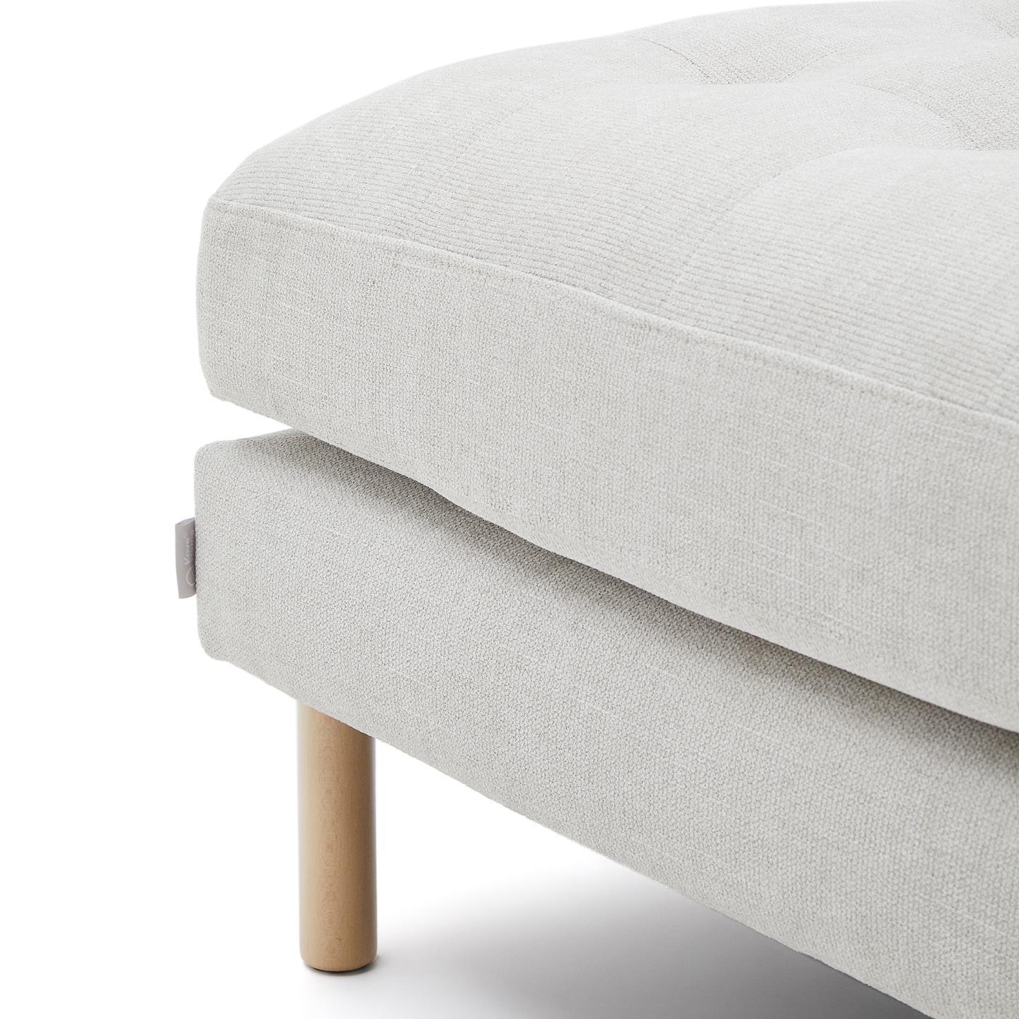 Puf DEBRA perłowy szenil z bukową podstawą La Forma Eye on Design