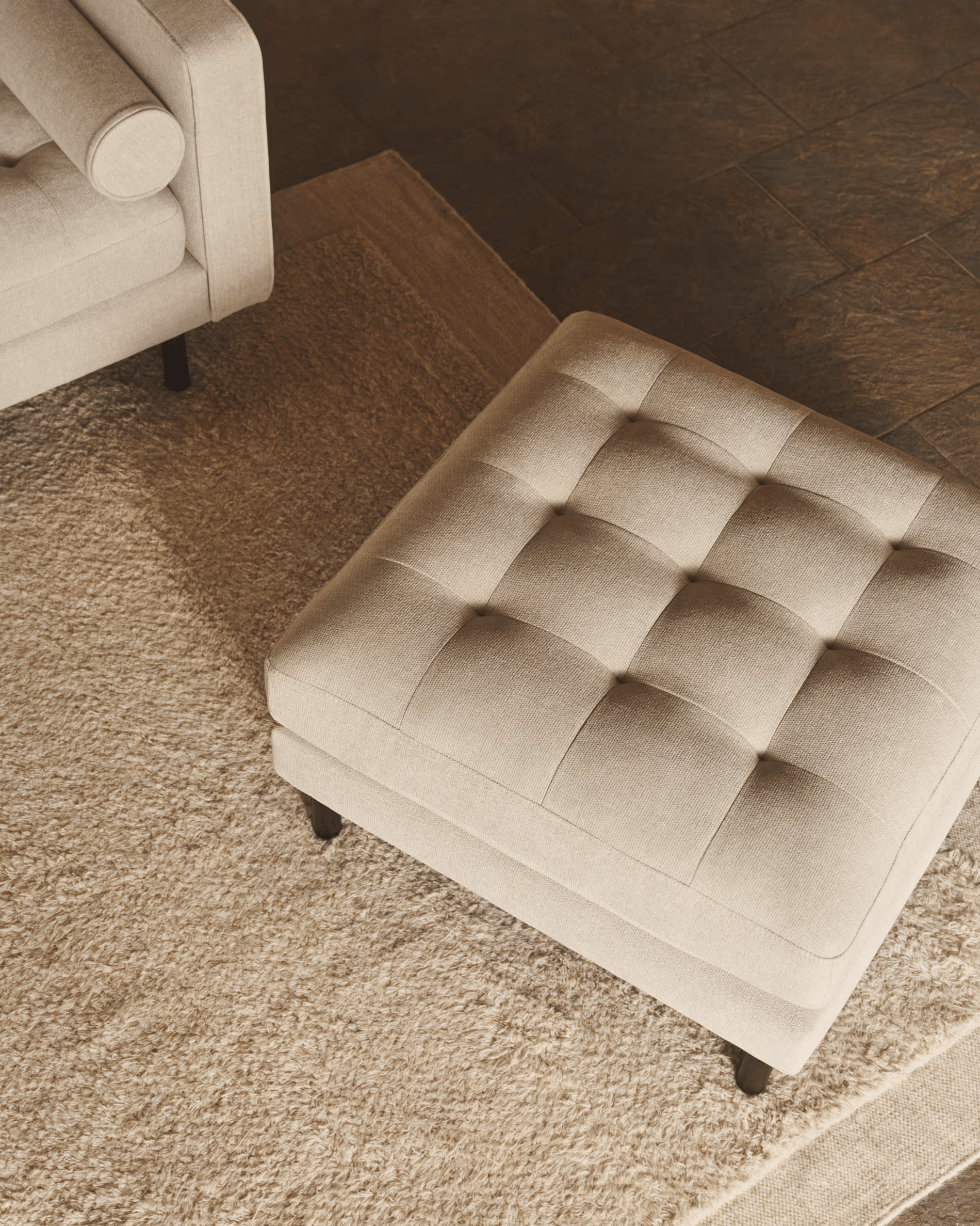 Puf DEBRA perłowy szenil z wenge podstawą La Forma Eye on Design