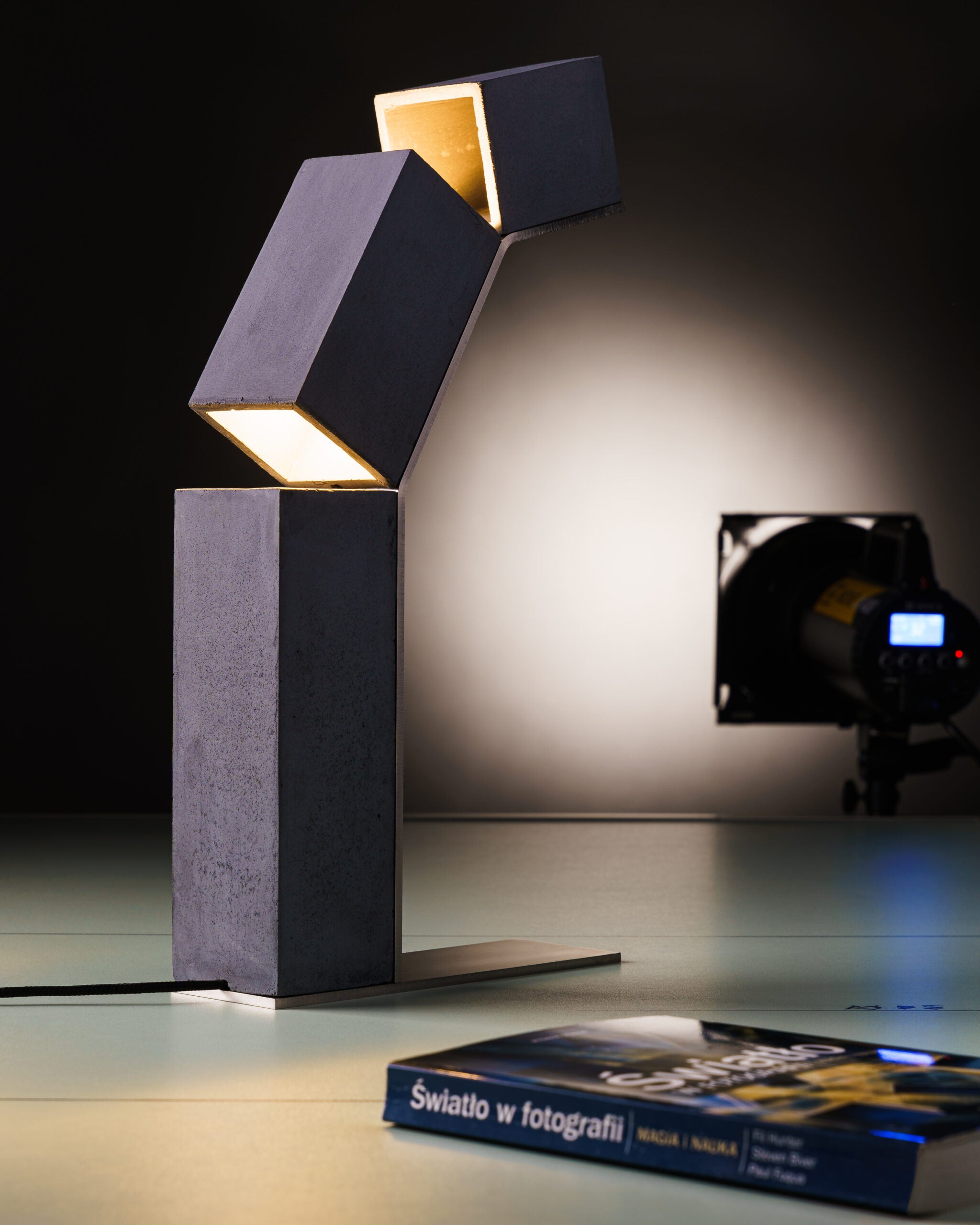 ROBOT concrete table lamp