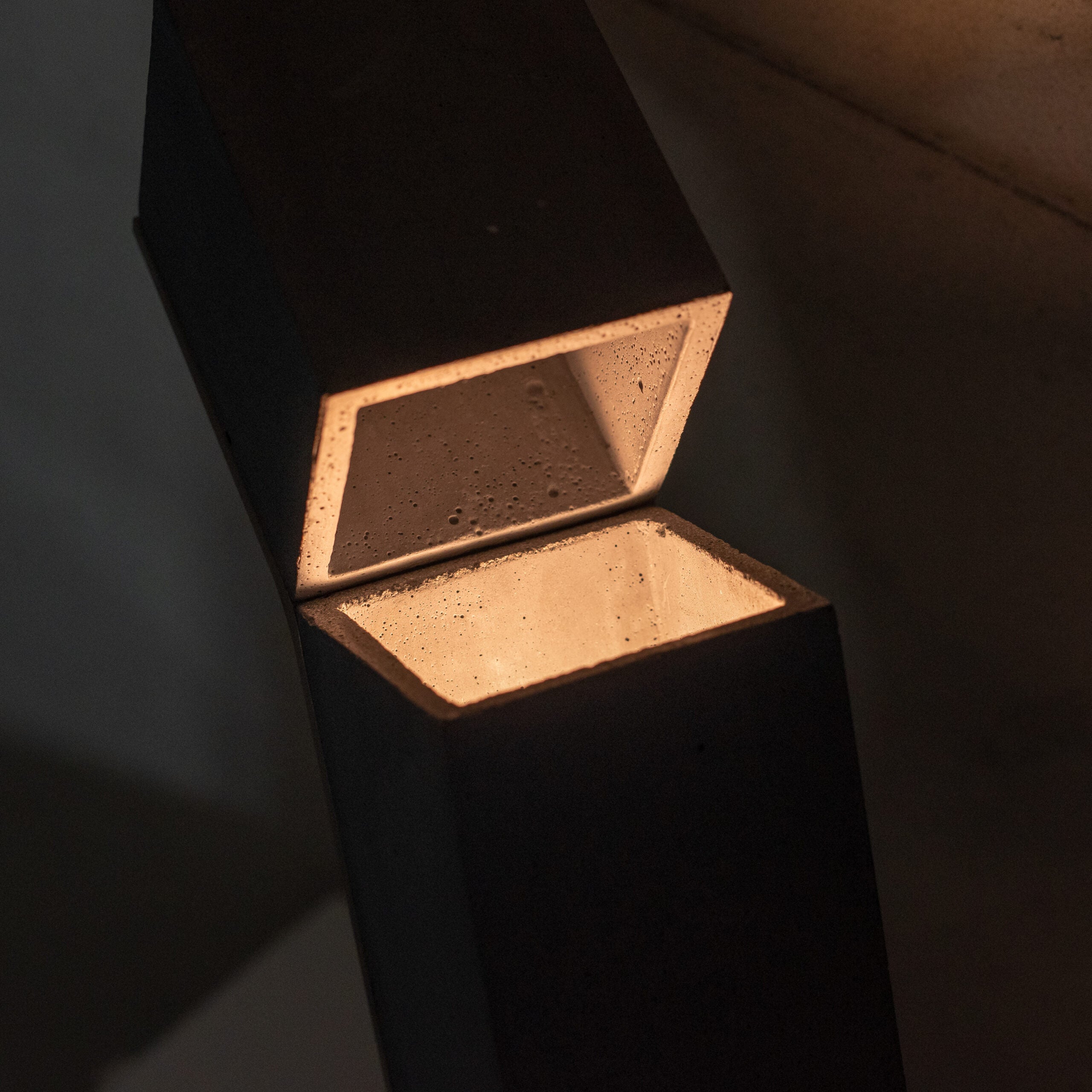 ROBOT concrete table lamp