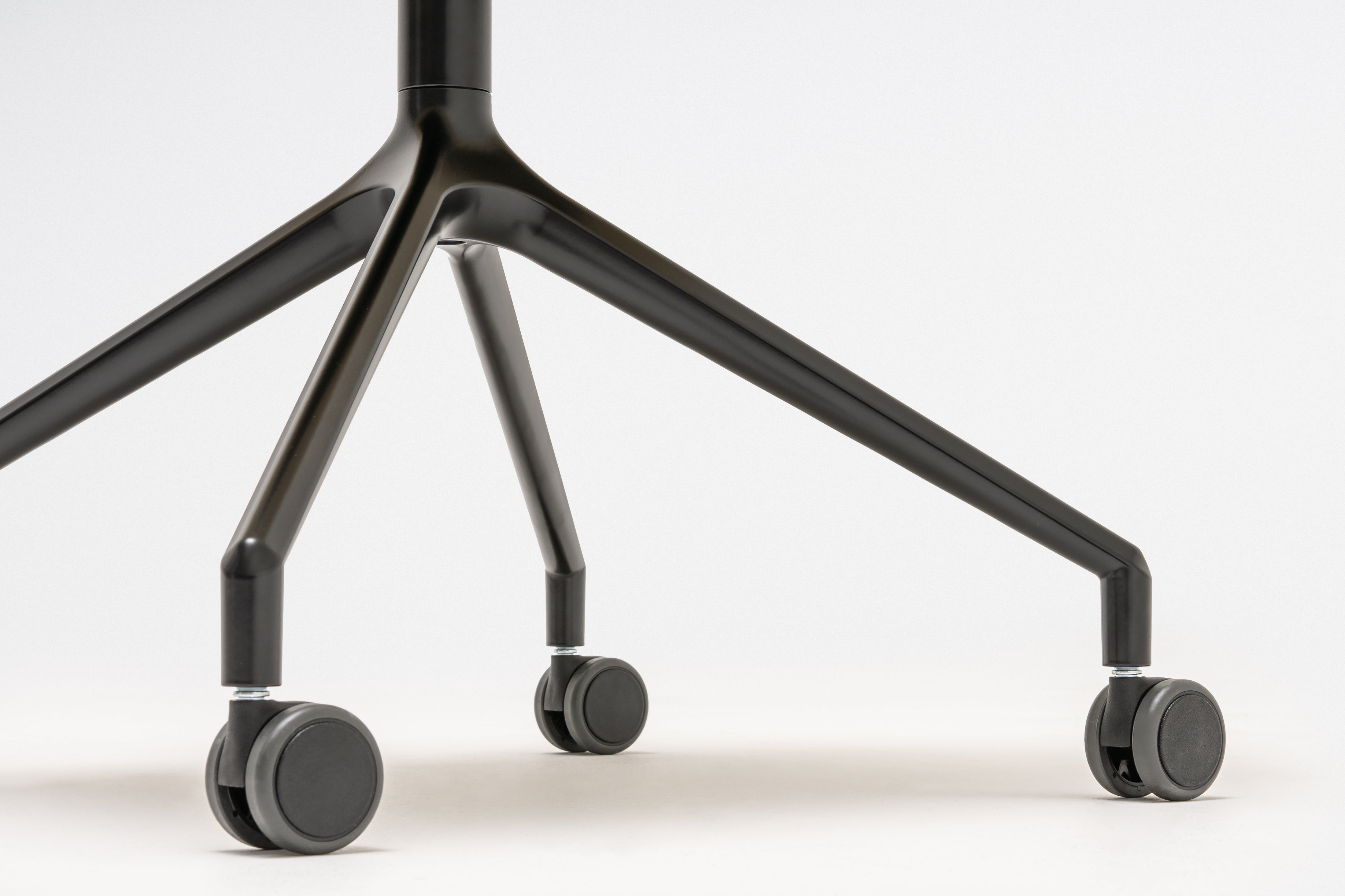 Draaistoel BALTIC 2 REMIX met aluminium basis en wielen voor harde oppervlakken