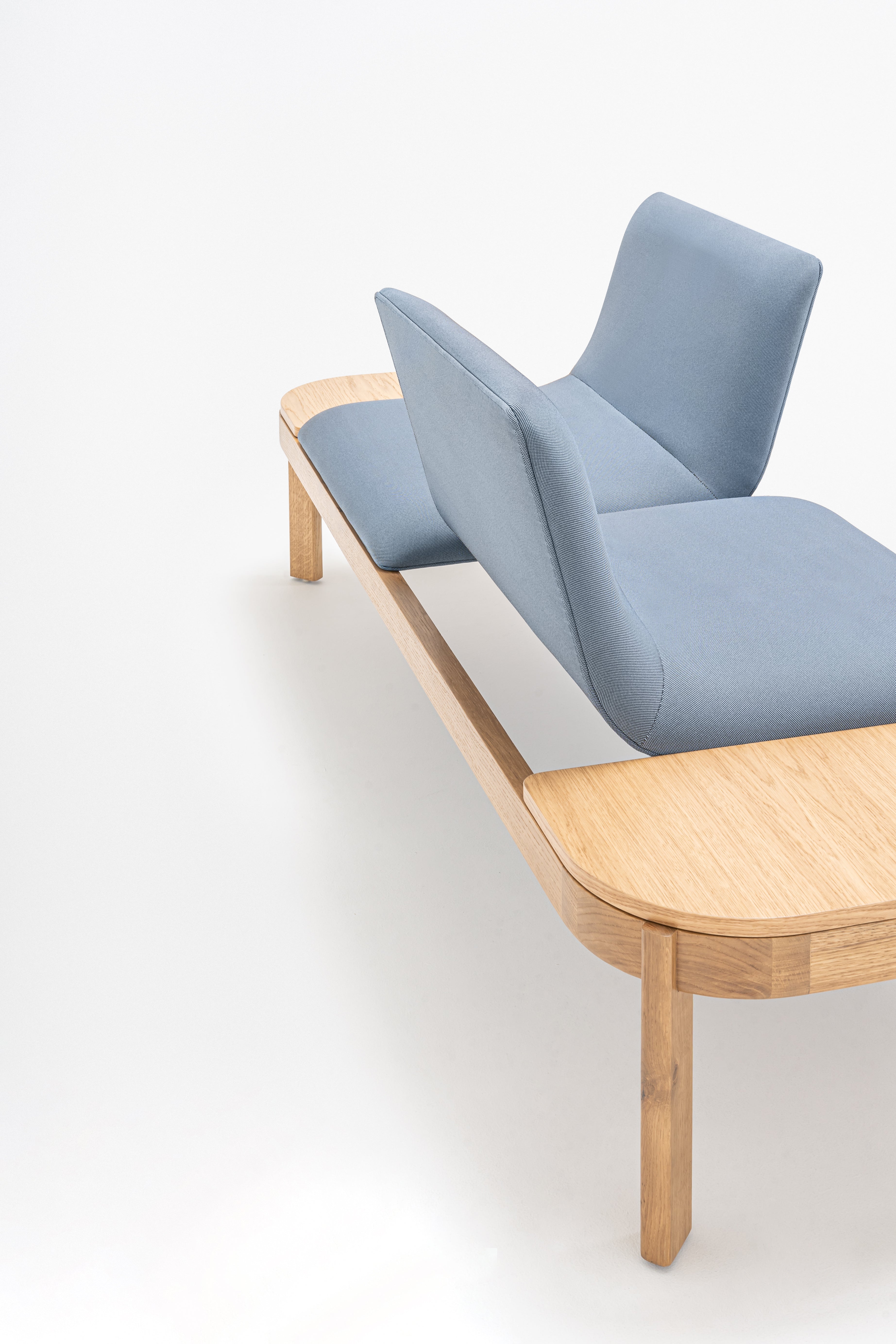 Gepolsterte Bank mit Rampen der Holzbasis