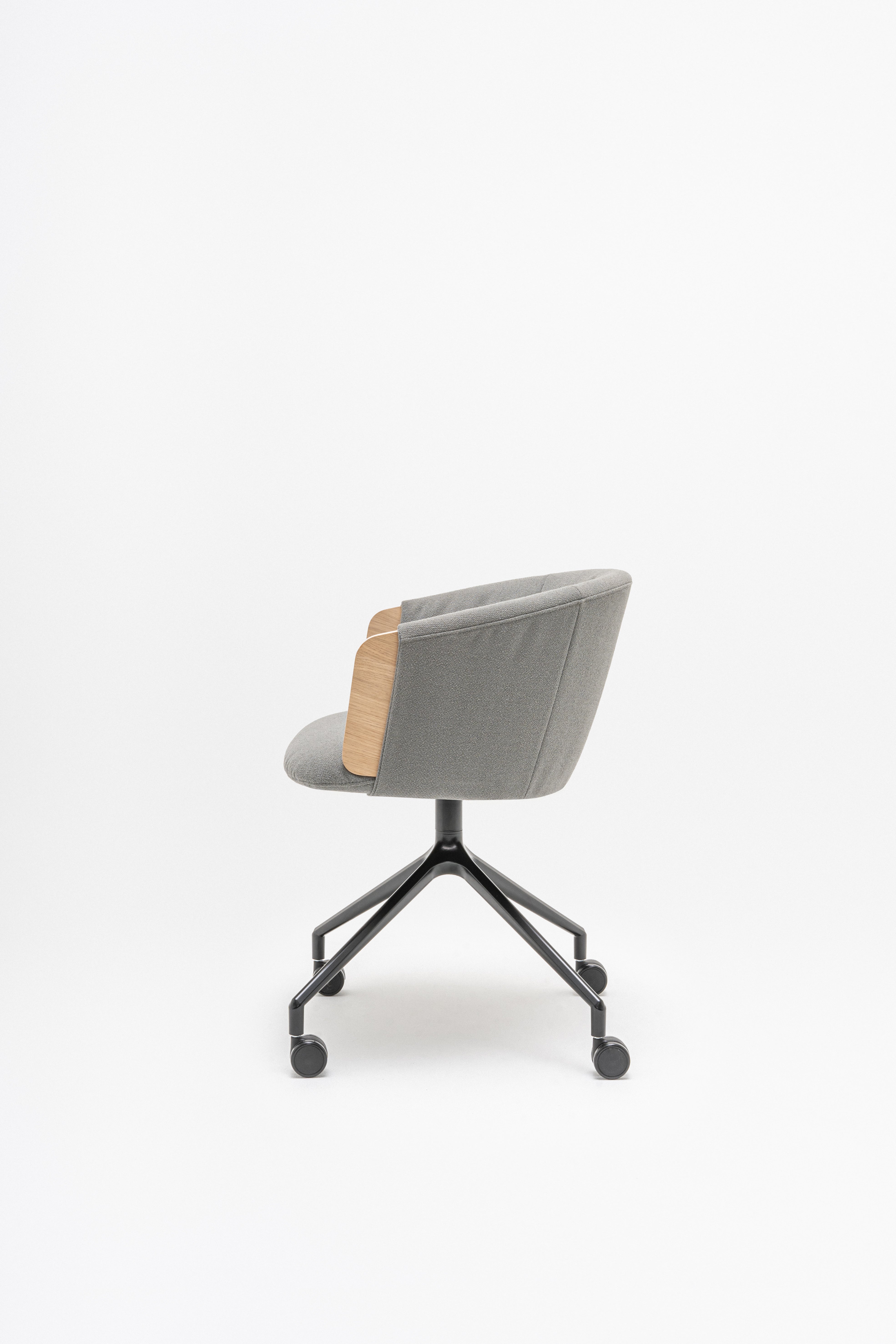 Draaistoel COLLAR met metalen basis en wielen voor zachte oppervlakken