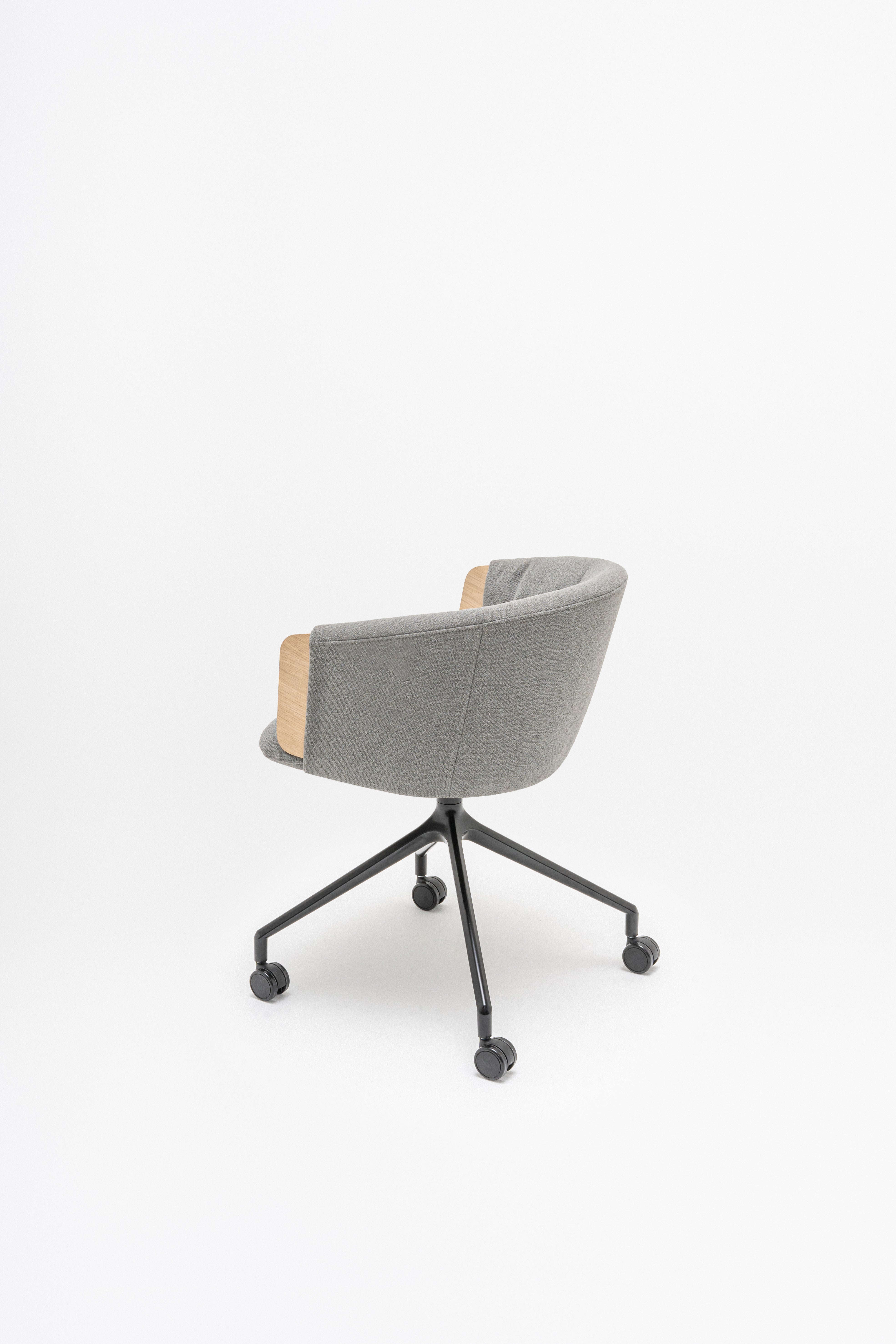 Draaistoel COLLAR met metalen basis en wielen voor harde oppervlakken