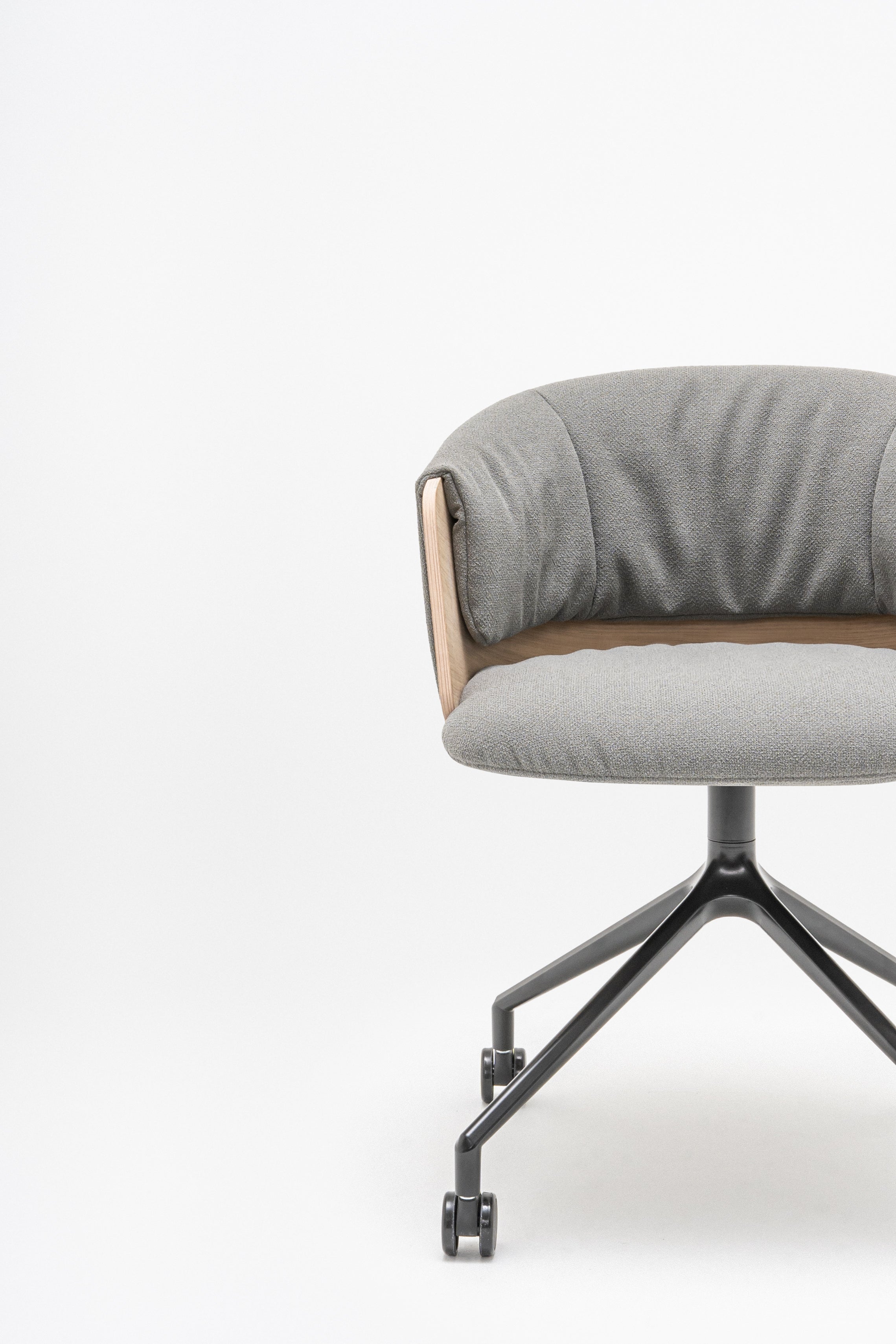 Draaistoel COLLAR met metalen basis en wielen voor zachte oppervlakken