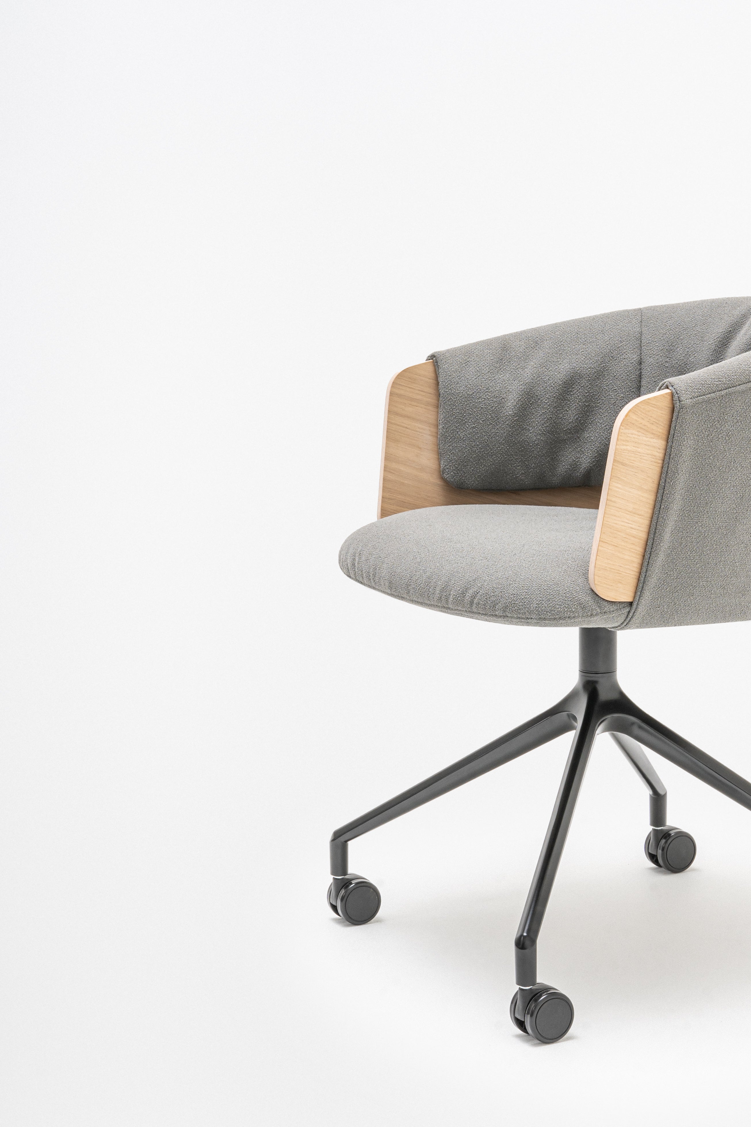 Draaistoel COLLAR met metalen basis en wielen voor harde oppervlakken