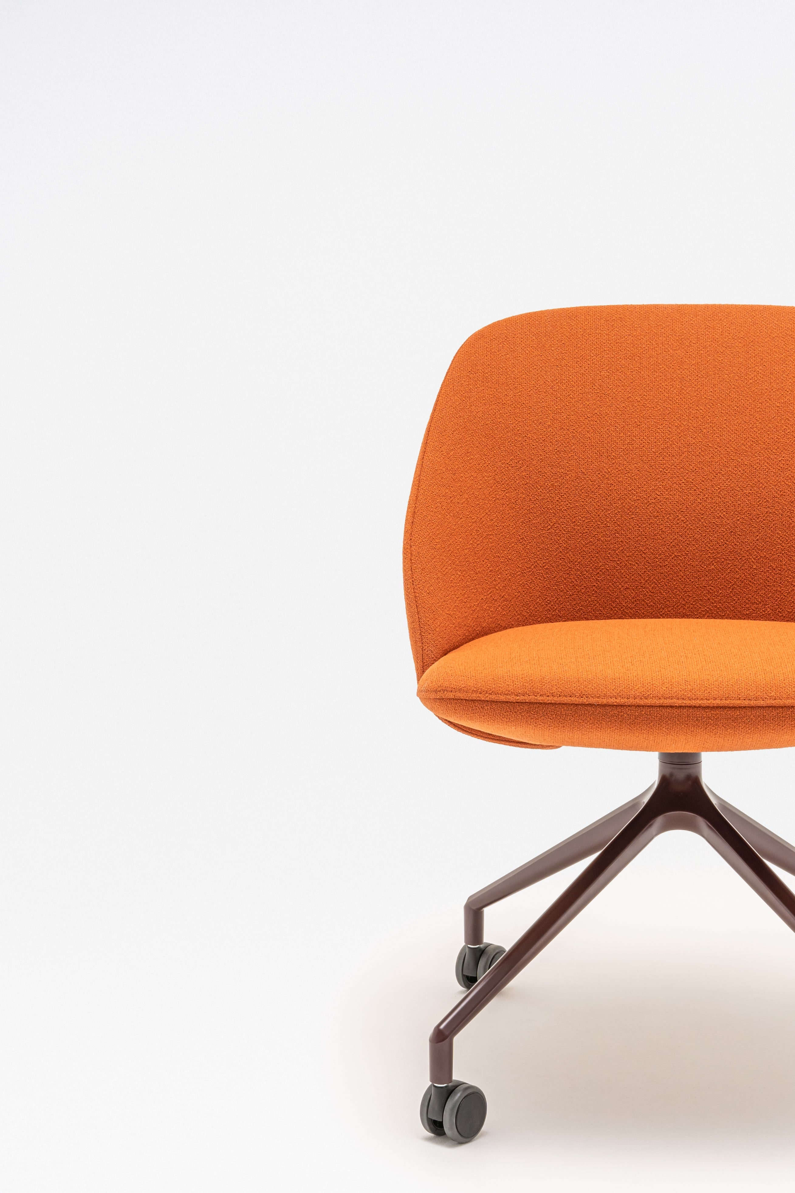 Draaistoel met lage rugleuning PARALEL metalen basis met wielen voor zachte oppervlakken