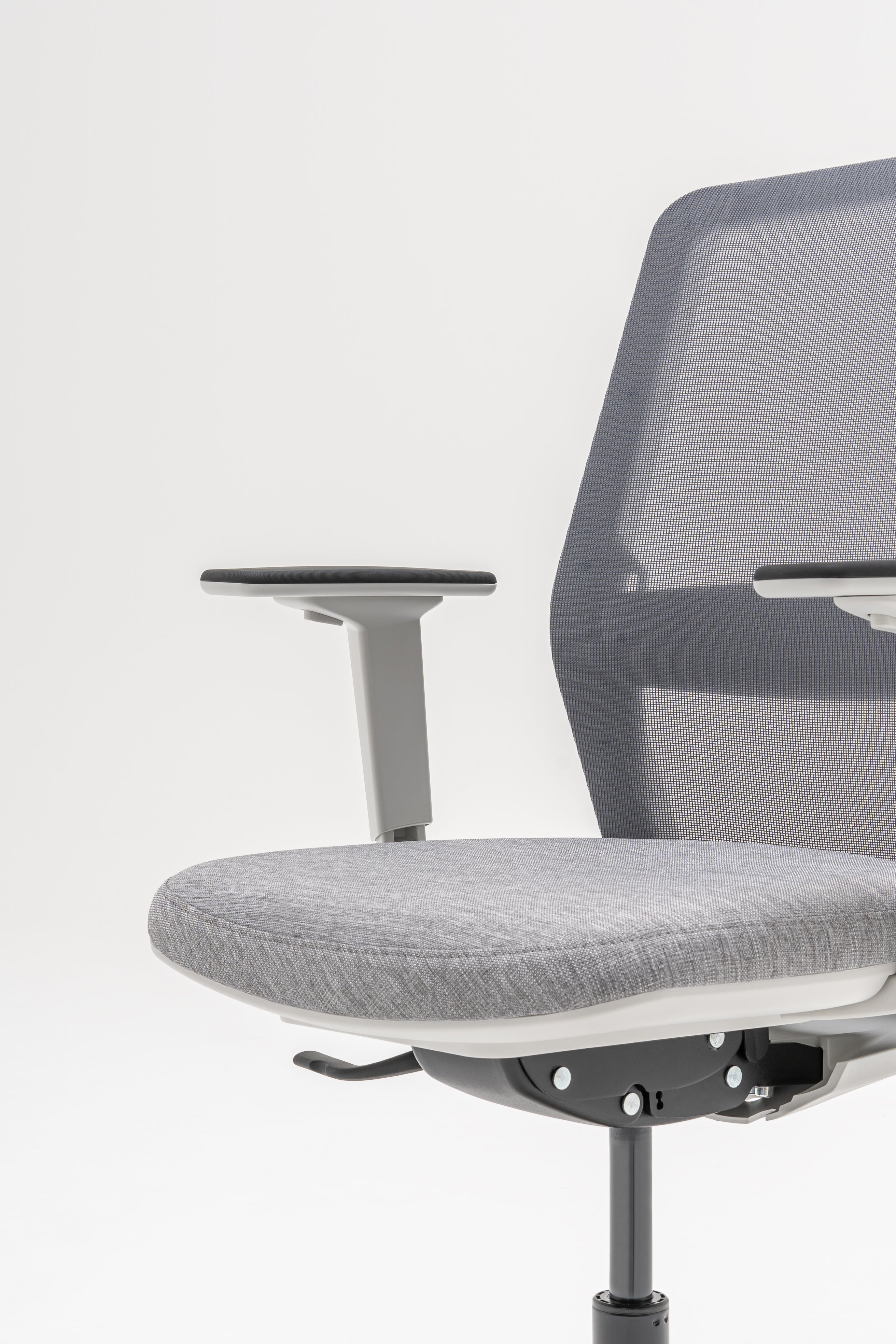 Fauteuil met geperforeerde rugleuning EVO, verstelbare basis met wielen voor harde oppervlakken
