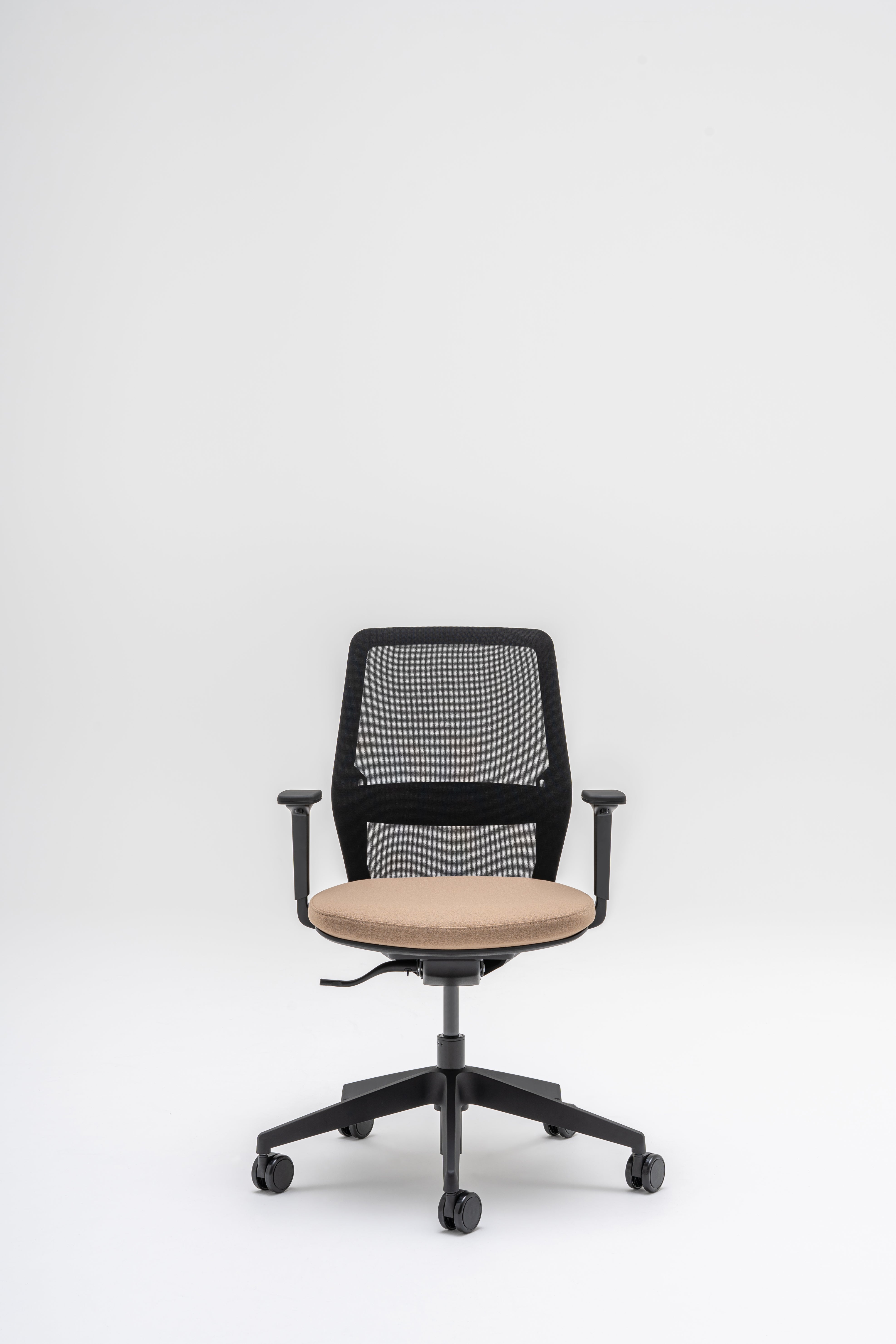 Fauteuil met geperforeerde rugleuning EVO, verstelbare basis met wielen voor harde oppervlakken