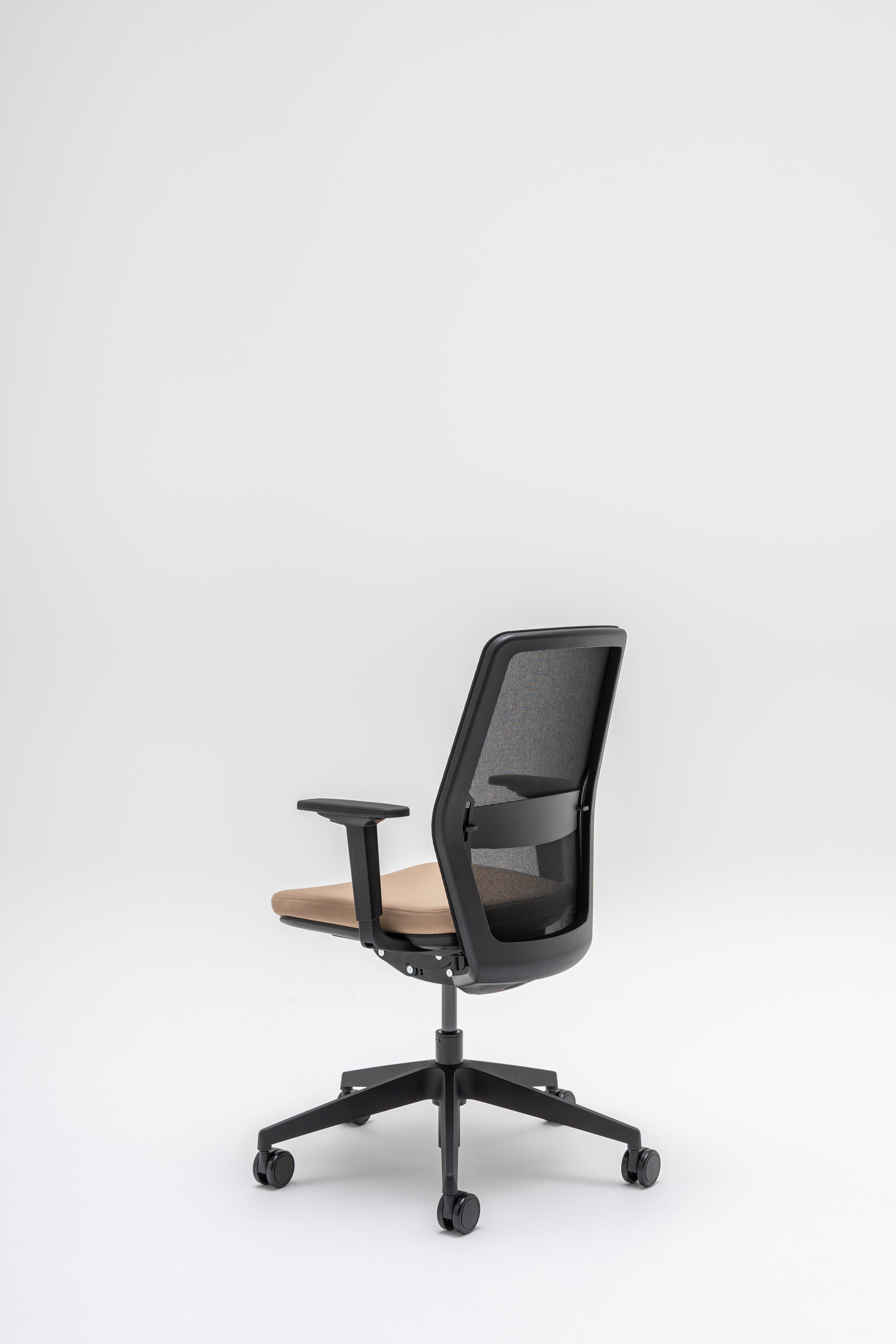 Fauteuil met geperforeerde rugleuning EVO, verstelbare basis met wielen voor harde oppervlakken
