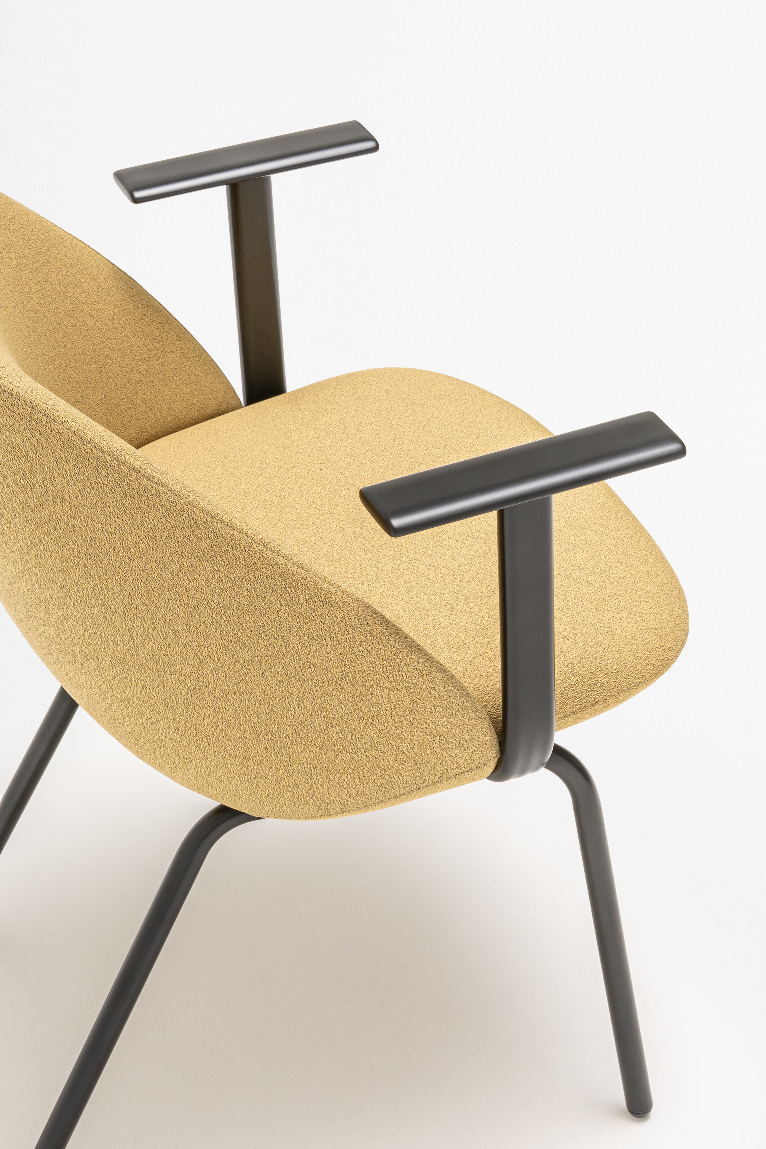 Sessel mit niedriger Rückenlehne parallel vier legerde Basis