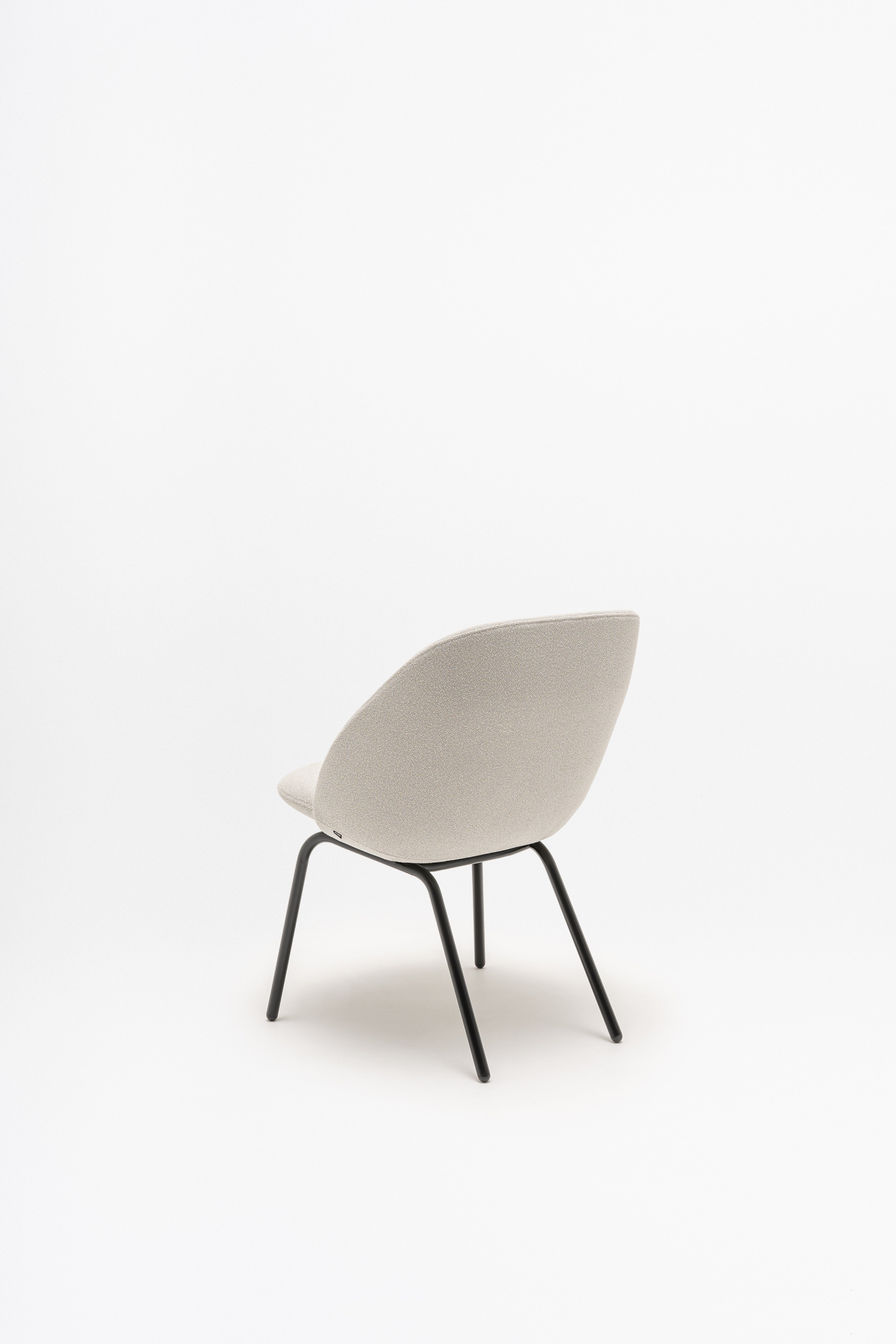 Sessel mit niedriger Rückenlehne parallel vier legerde Basis