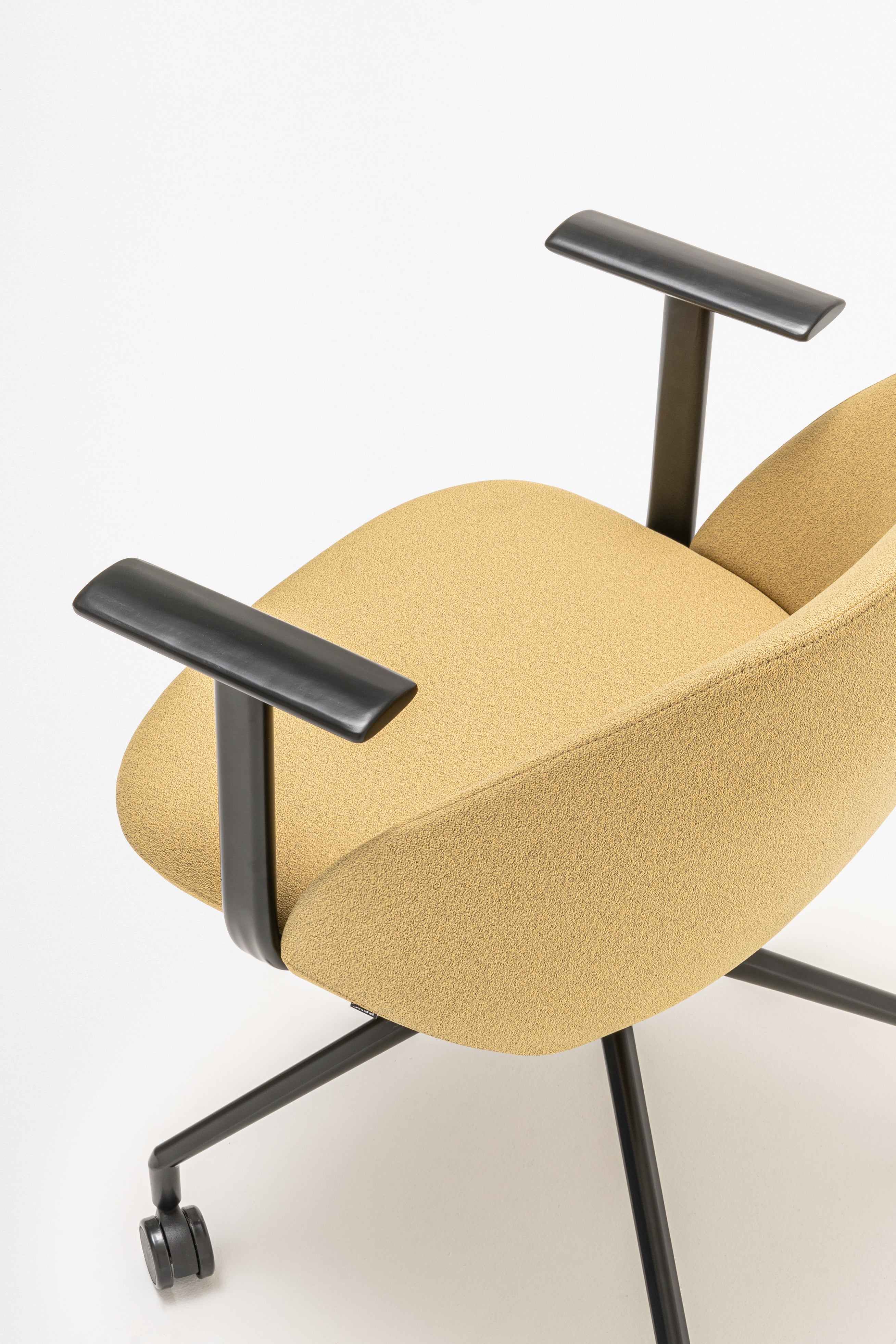 Draaistoel met lage rugleuning PARALEL metalen basis met wielen voor zachte oppervlakken