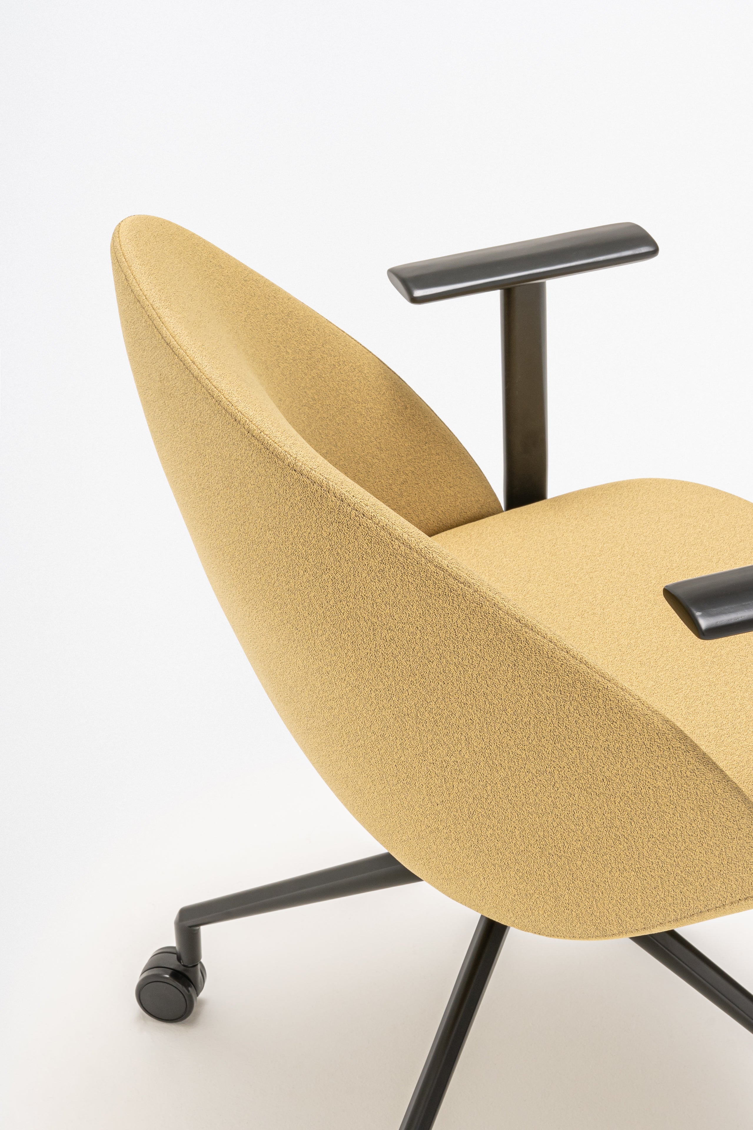 Draaistoel met lage rugleuning PARALEL metalen basis met wielen voor harde oppervlakken