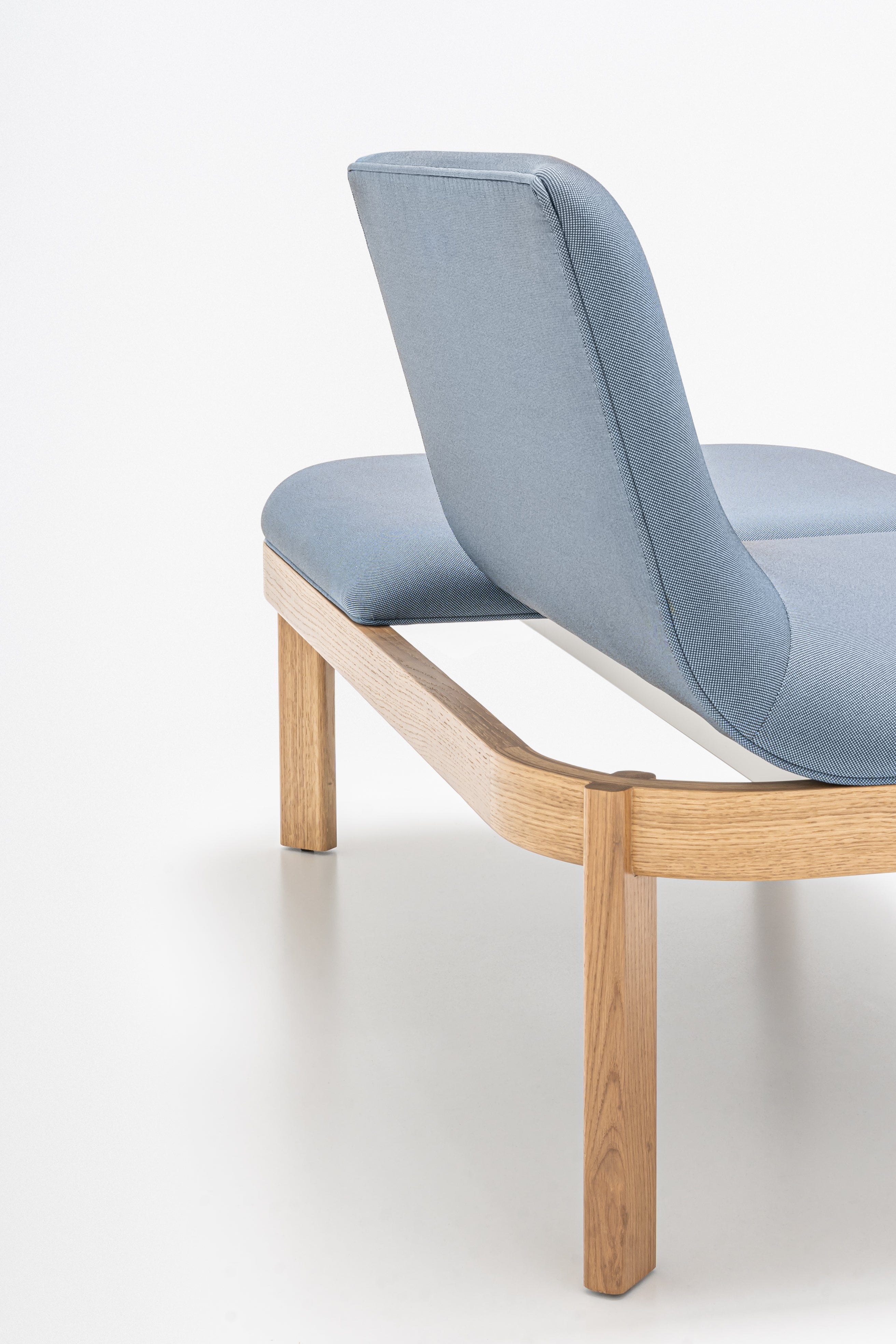 Gepolsterte Bank mit Rampen der Holzbasis