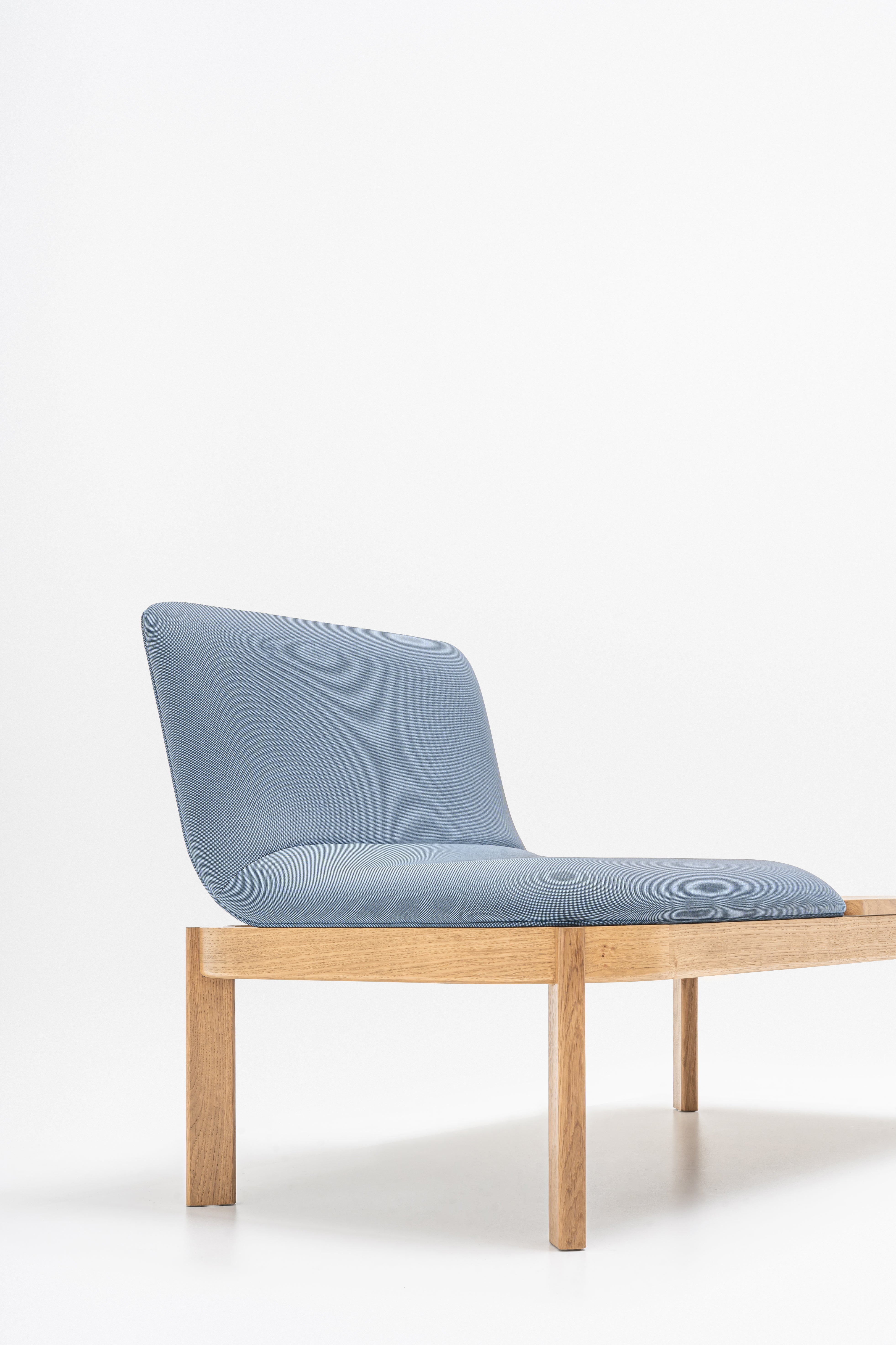 Gepolsterte Bank mit Rampen der Holzbasis